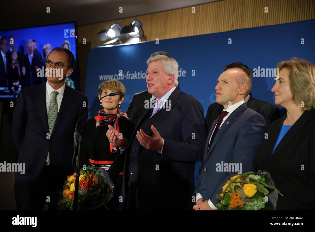 (181028) -- WIESBADEN (ALLEMAGNE), 28 octobre 2018 -- Premier candidat de l'Union chrétienne-démocrate allemande (CDU) et premier ministre de l'État de Hesse, Volker Bouffier (3e L), prend la parole après la publication des résultats des élections de l'État de Hesse à Wiesbaden, Allemagne, le 28 octobre 2018. L Union chrétienne-démocrate, dirigée par la chancelière allemande Angela Merkel, a subi une grande perte lors des élections publiques de dimanche en Hesse, selon les prévisions initiales de la chaîne publique ARD. ALLEMAGNE-WIESBADEN-HESSE-ÉLECTION D'ÉTAT-VOLKER BOUFFIER LUOXHUANHUAN PUBLICATIONXNOTXINXCHN Banque D'Images