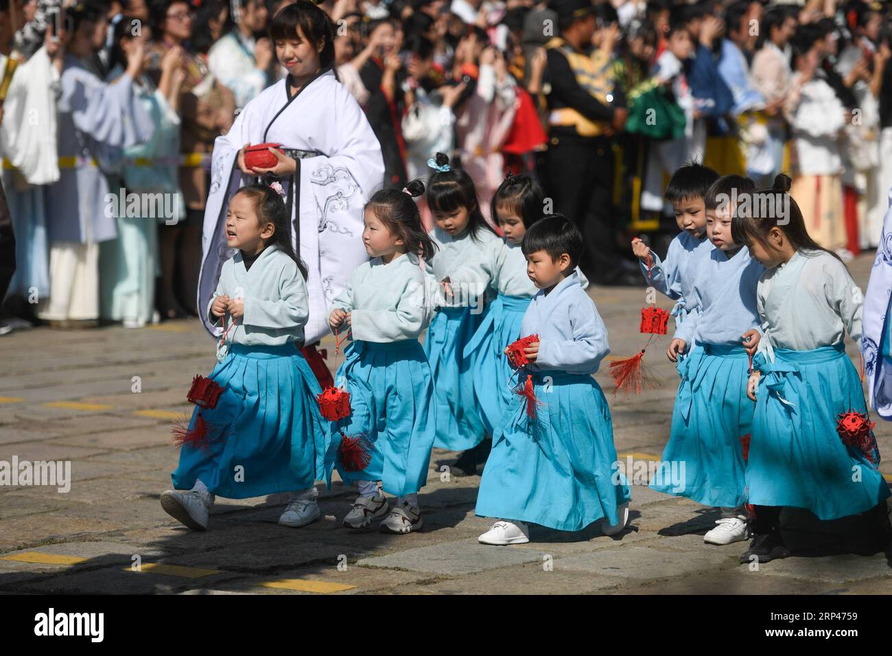 (181029) -- JIASHAN, 29 octobre 2018 -- des enfants portant des costumes traditionnels assistent à une activité lors d'une exposition de costumes traditionnels chinois qui s'est tenue dans l'ancienne ville de Jiashan à Xitang, dans la province du Zhejiang, dans l'est de la Chine, le 27 octobre 2018. ) (wsw) CHINE-ZHEJIANG-EXPOSITION TRADITIONNELLE CHINOISE COSTUME (CN) HuangxZongzhi PUBLICATIONxNOTxINxCHN Banque D'Images