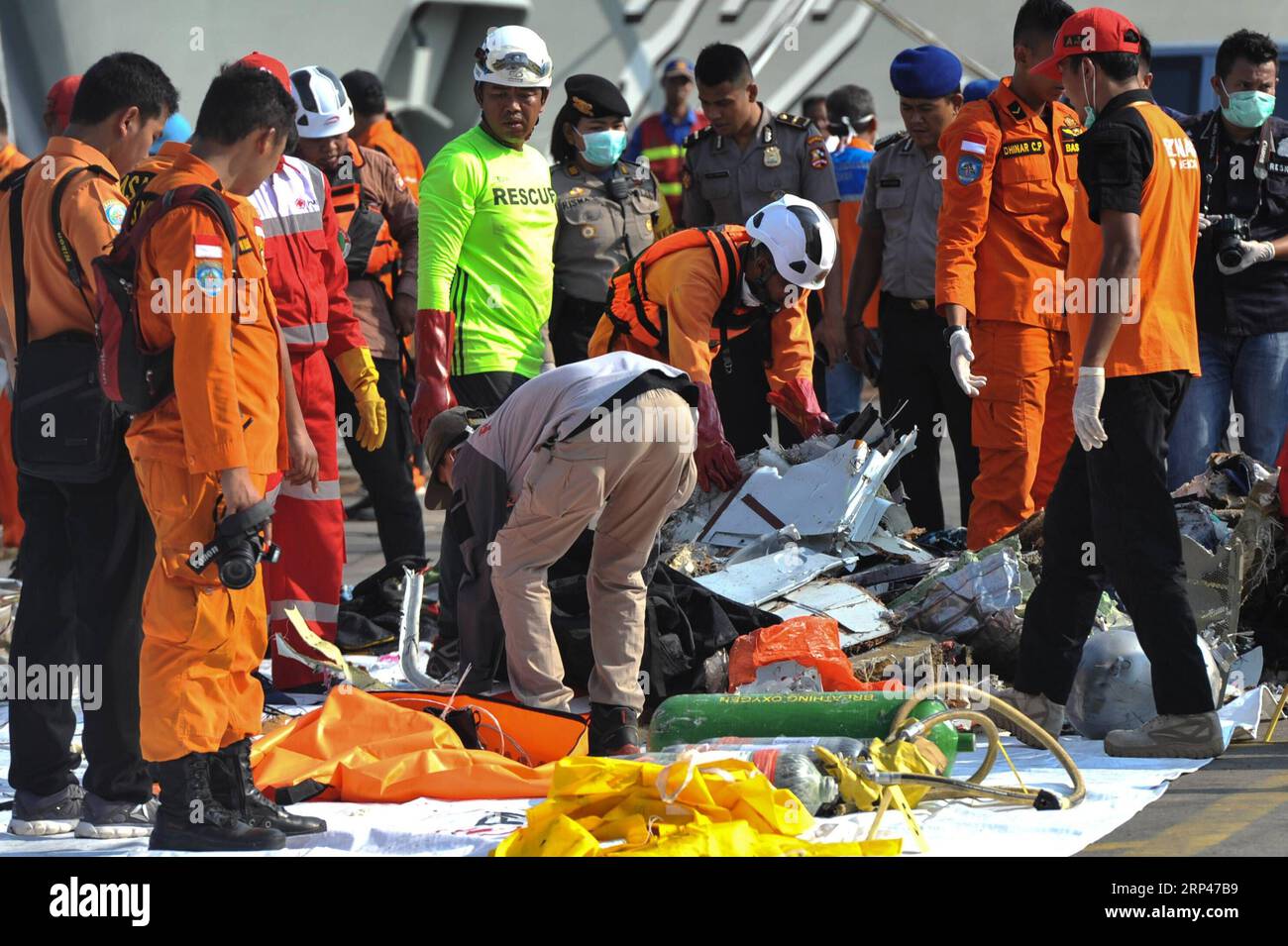 (181029) -- JAKARTA, le 29 octobre 2018 -- des officiers de recherche et sauvetage ramassent les débris et les objets personnels des passagers du Lion Air JT610 qui s'est écrasé en mer au large de Karawang, dans la province de Java Ouest, dans la base de recherche et sauvetage du port de Tanjung Priok, Jakarta, le 29 octobre 2018. L Agence nationale de recherche et de sauvetage de l Indonésie a déclaré lundi que les 189 personnes à bord d un avion Lion Air qui s est écrasé dans la mer au large de l ouest de l Indonésie ont peut-être péri. (lrz) ACCIDENT D'AVION INDONESIA-JAKARTA-LION VerixSanovri PUBLICATIONxNOTxINxCHN Banque D'Images