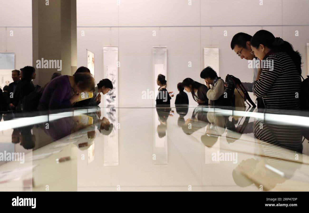 (181029) -- TOKYO, 29 octobre 2018 -- les visiteurs observent les œuvres de l'artiste chinois Qi Baishi lors d'une exposition préliminaire au Musée national de Tokyo, Tokyo, Japon, le 29 octobre 2018. L’exposition présentant plus de 100 œuvres de Qi Baishi, collectées par la Beijing Fine Art Academy, sera ouverte au public à partir du 30 octobre. )(rh) JAPAN-TOKYO-QI BAISHI-ART EXHIBITION DuxXiaoyi PUBLICATIONxNOTxINxCHN Banque D'Images