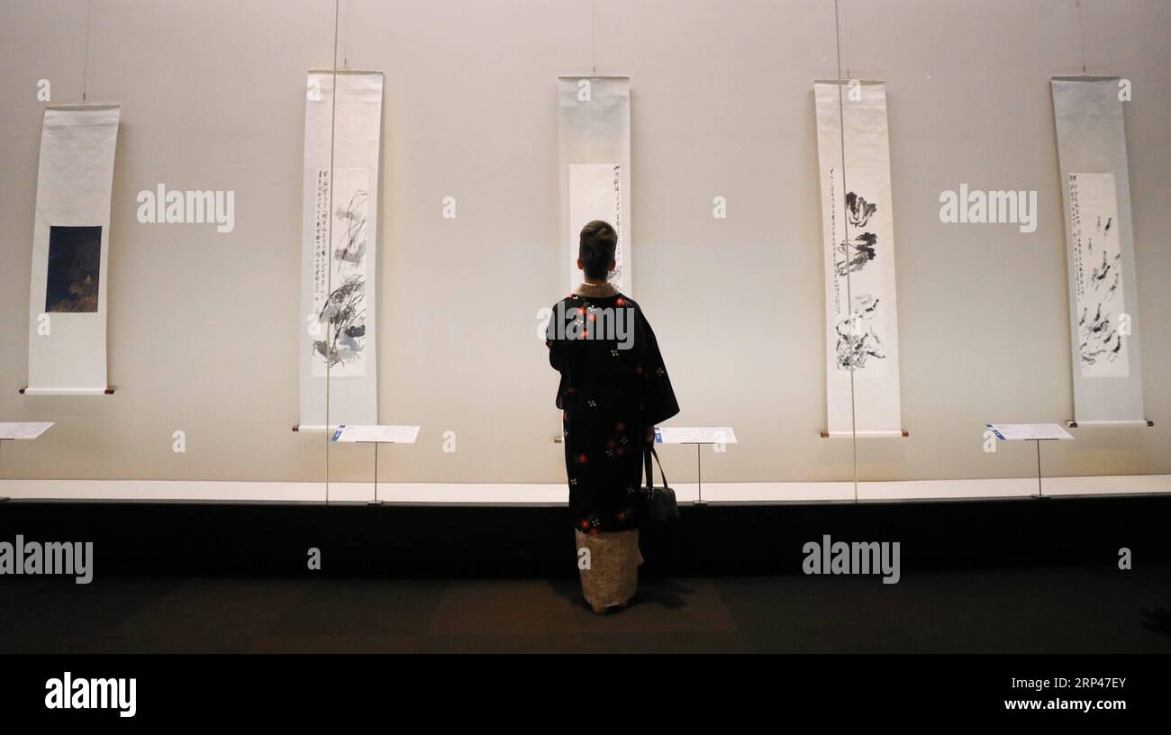 (181029) -- TOKYO, 29 octobre 2018 -- Un visiteur observe les œuvres de l'artiste chinois Qi Baishi lors d'une exposition préliminaire au Musée national de Tokyo, Tokyo, Japon, le 29 octobre 2018. L’exposition présentant plus de 100 œuvres de Qi Baishi, collectées par la Beijing Fine Art Academy, sera ouverte au public à partir du 30 octobre. )(rh) JAPAN-TOKYO-QI BAISHI-ART EXHIBITION DuxXiaoyi PUBLICATIONxNOTxINxCHN Banque D'Images