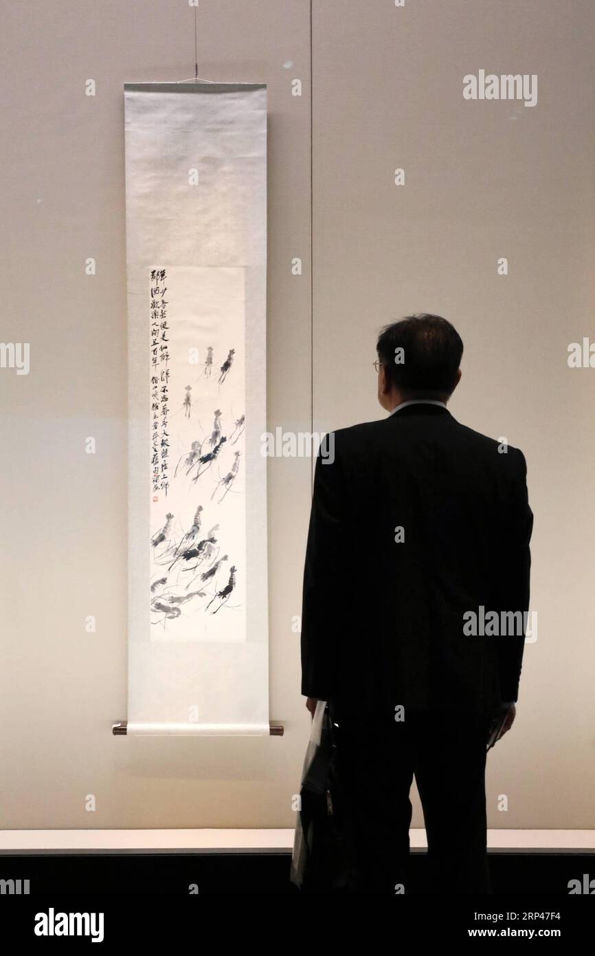 (181029) -- TOKYO, 29 octobre 2018 -- Un visiteur observe les œuvres de l'artiste chinois Qi Baishi lors d'une exposition préliminaire au Musée national de Tokyo, Tokyo, Japon, le 29 octobre 2018. L’exposition présentant plus de 100 œuvres de Qi Baishi, collectées par la Beijing Fine Art Academy, sera ouverte au public à partir du 30 octobre. )(rh) JAPAN-TOKYO-QI BAISHI-ART EXHIBITION DuxXiaoyi PUBLICATIONxNOTxINxCHN Banque D'Images