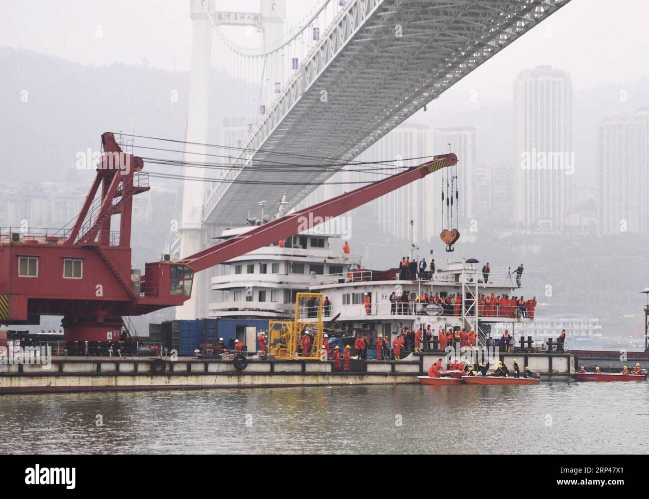 (181030) -- WANZHOU, 30 octobre 2018 -- la photo prise le 30 octobre 2018 montre des sauveteurs travaillant sur le site de l'accident dans le district de Wanzhou, au sud-ouest de la Chine à Chongqing. Le nombre de morts est passé à trois après qu'un bus a plongé dimanche dans le fleuve Yangtsé à Chongqing. Avec l'aide de la technologie sonar et de robots sous-marins, le bus a été trouvé à 73 mètres sous l'eau, selon Zhou Dongrong, de Shanghai Salvage Co., une société de sauvetage gérée par l'État. Les travaux de sauvetage sont toujours en cours. Au total, 18 plongeurs professionnels effectuent des opérations de sauvetage, selon Zhou. )(WSW) CHINE-CHONGQING-BUS CRASH-RES Banque D'Images