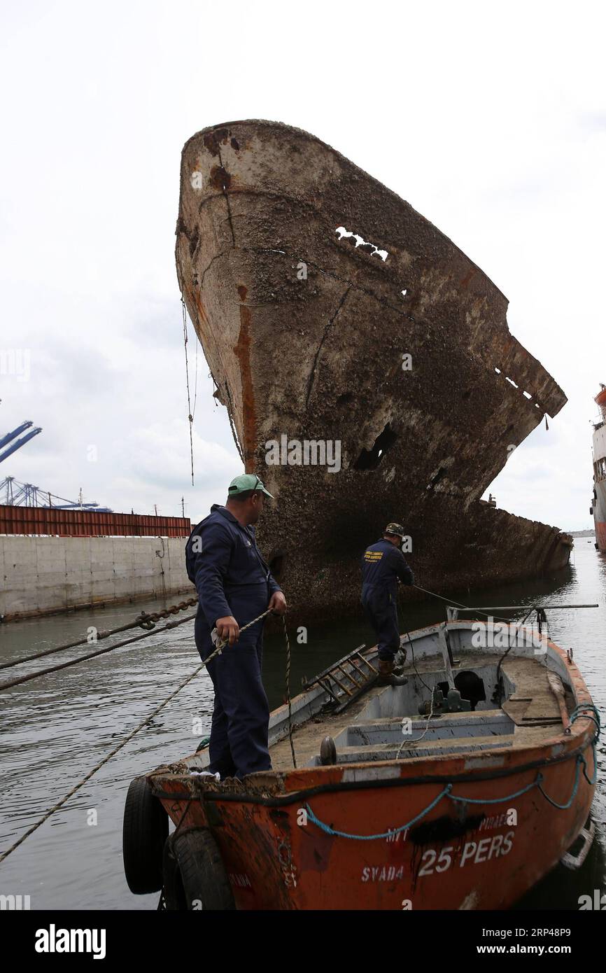(181031) -- PERAMA, 31 octobre 2018 -- des travailleurs ont déblayé les débris du naufrage de l'île de Corfou dans la zone de réparation de Perama, en Grèce, le 30 octobre 2018. Trente-deux ans après son naufrage sur le quai II de la zone de réparation navale de Perama, l'île de Corfou a été récupérée cet automne. La levée et le remorquage de l'épave du ferry appartenant à la Grèce est la première étape d'un projet plus vaste lancé par les autorités grecques pour nettoyer les eaux du golfe Saronique de dizaines de tels naufrages, ont déclaré mardi les responsables ici. GRÈCE-NAUFRAGE-RÉCUPÉRATION MariosxLolos PUBLICATIONxNOTxINxCHN Banque D'Images