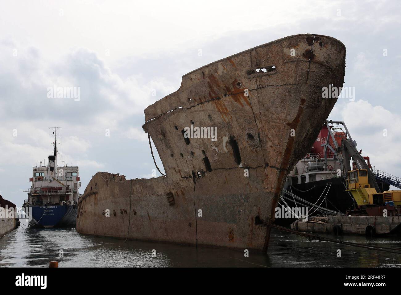 (181031) -- PERAMA, le 31 octobre 2018 -- le naufrage de l'île de Corfou est vu à côté d'autres navires dans la zone de réparation de Perama, en Grèce, le 30 octobre 2018. Trente-deux ans après son naufrage sur le quai II de la zone de réparation navale de Perama, l'île de Corfou a été récupérée cet automne. La levée et le remorquage de l'épave du ferry appartenant à la Grèce est la première étape d'un projet plus vaste lancé par les autorités grecques pour nettoyer les eaux du golfe Saronique de dizaines de tels naufrages, ont déclaré mardi les responsables ici. GRÈCE-NAUFRAGE-RÉCUPÉRATION MariosxLolos PUBLICATIONxNOTxINxCHN Banque D'Images