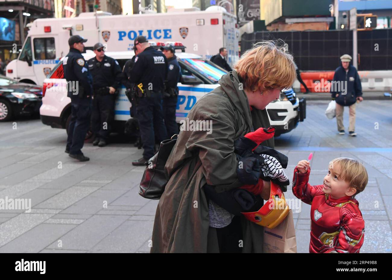 (181031) -- NEW YORK, 31 octobre 2018 -- des policiers montent la garde à Times Square à New York, aux États-Unis, le 31 octobre 2018. New York City a renforcé la sécurité pour la parade annuelle d'Halloween mercredi, un an après que la fête ait été marquée par un camion terroriste qui a coûté la vie à huit personnes et blessé une douzaine dans le Lower Manhattan.) U.S.-NEW YORK-HALLOWEEN-SECURITY LixRui PUBLICATIONxNOTxINxCHN Banque D'Images