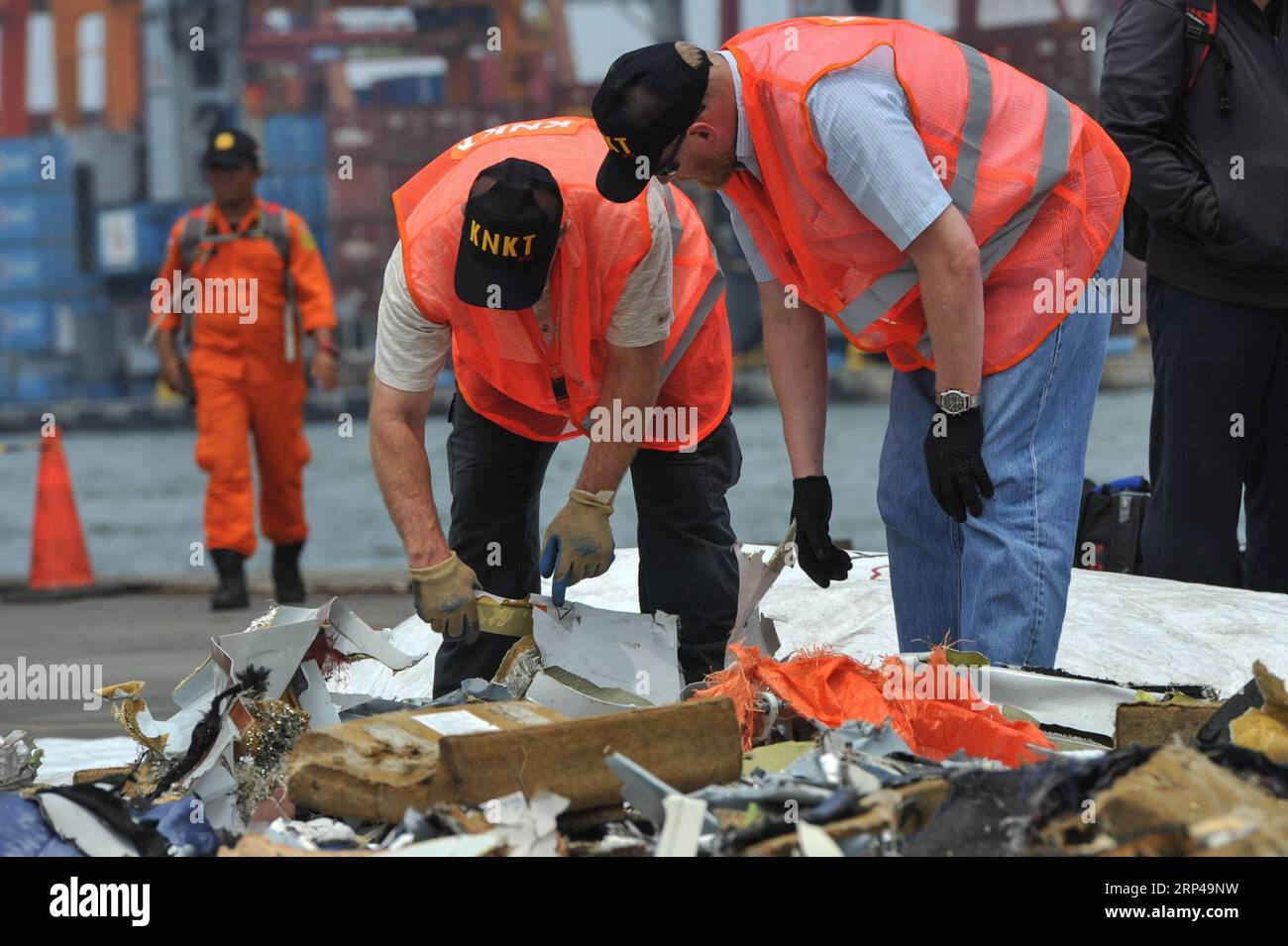 (181101) -- JAKARTA, 1 novembre 2018 -- les représentants du National Transportation Safety Board (NTSB) des États-Unis et du National Transportation Safety Committee (KNKT) de l Indonésie vérifient les débris du Lion Air JT 610 écrasé lors de leur enquête sur l accident d avion survenu au port de Tanjung Priok, Jakarta, Indonésie, le 1 novembre 2018. Le Comité national de la sécurité des transports (KNKT) de l Indonésie a tenu une réunion à huis clos avec des représentants du fabricant d avions écrasé, Boeing, et des responsables du National Transportation Safety Board (NTSB) des États-Unis à propos de l écrasement du Boeing 737 de Lion Air Banque D'Images