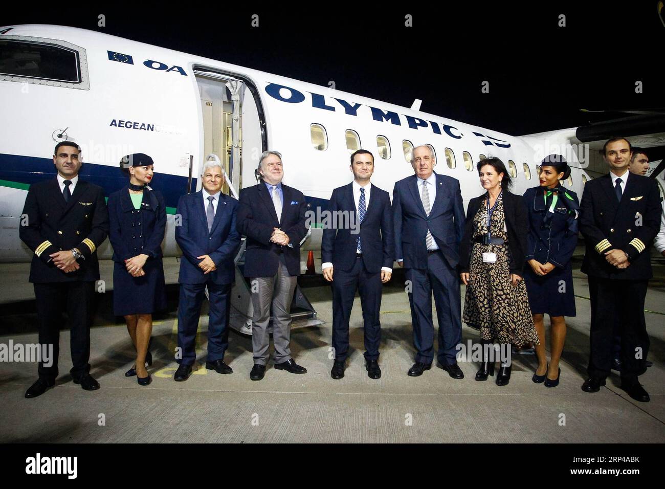 (181101) -- ATHÈNES, 1 novembre 2018 -- le vice-ministre grec des Affaires étrangères George Katrougalos (4e L) et le vice-premier ministre de l'ex-République yougoslave de Macédoine (ARYM) Bujar Osmani (C) posent pour des photos avec l'équipage d'un vol à destination de Skopje à l'aéroport international d'Athènes, Athènes, Grèce, le 1 novembre 2018. George Katrougalos et Bujar Osmani ont inauguré jeudi un nouveau vol direct reliant Athènes et Skopje. ) GRÈCE-ATHÈNES-ARYM-SKOPJE-VOL DIRECT-INAUGURATION MARIOSXLOLOS PUBLICATIONXNOTXINXCHN Banque D'Images
