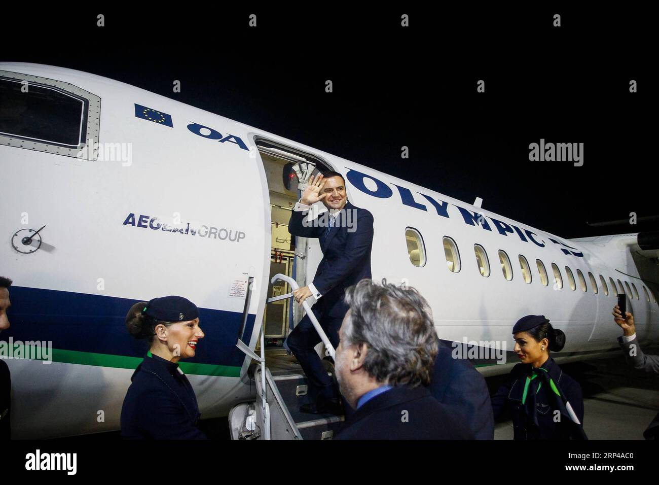 (181101) -- ATHÈNES, le 1 novembre 2018 -- le vice-premier ministre de l'ex-République yougoslave de Macédoine (ARYM) Bujar Osmani fait des vagues alors qu'il monte dans un avion pour Skopje à l'aéroport international d'Athènes, Athènes, Grèce, le 1 novembre 2018. Le vice-premier ministre grec des Affaires étrangères George Katrougalos et le vice-premier ministre de l'ARYM chargé des Affaires européennes Bujar Osmani ont inauguré jeudi un nouveau vol direct reliant Athènes et Skopje. ) GRÈCE-ATHÈNES-ARYM-SKOPJE-VOL DIRECT-INAUGURATION MARIOSXLOLOS PUBLICATIONXNOTXINXCHN Banque D'Images