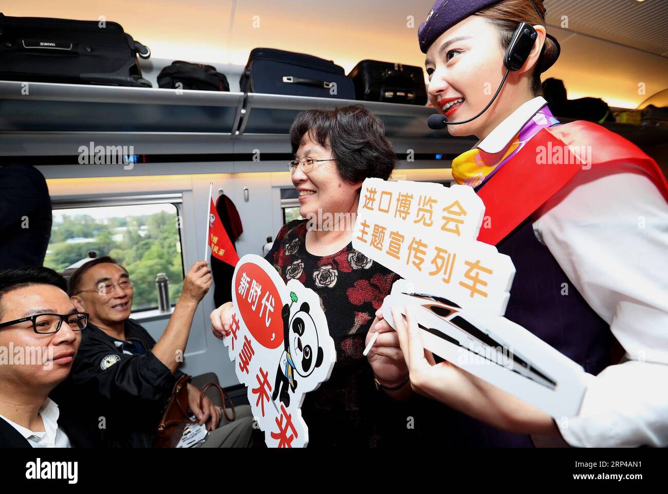 (181102) -- SHANGHAI, 2 novembre 2018 -- Une hôtesse de l'air présente des informations sur la première China International Import Expo (CIIE) aux passagers d'un train à grande vitesse Fuxing, le 10 octobre 2018. Le train à grande vitesse Fuxing circulait sur la ligne Pékin-Shanghai. La première China International Import Expo (CIIE) se tiendra du 5 au 10 novembre à Shanghai. (Wyo) CHINA-SHANGHAI-CIIE-CITY OVERVIEW (CN) ChenxFei PUBLICATIONxNOTxINxCHN Banque D'Images
