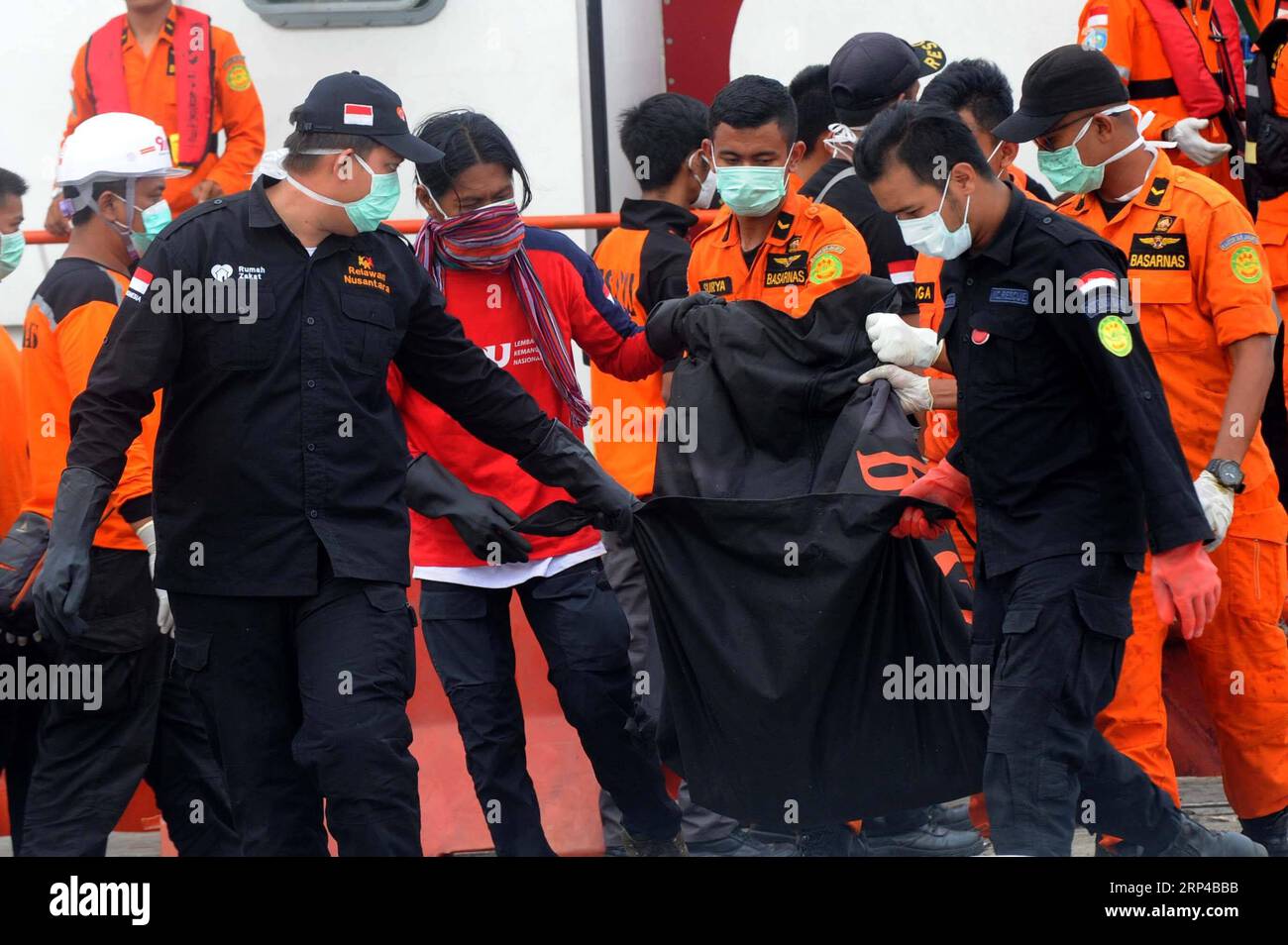 (181103) -- JAKARTA, le 3 novembre 2018 -- des membres de l'équipe indonésienne de recherche et sauvetage (SAR) transportent les corps des victimes du JT 610 de Lion Air au port de Tanjung Priok, Jakarta, Indonésie, le 3 novembre 2018. .) (rh) INDONESIA-JAKARTA-LION AIR-JT 610 AGUNGxKUNCAHYAxB PUBLICATIONxNOTxINxCHN Banque D'Images
