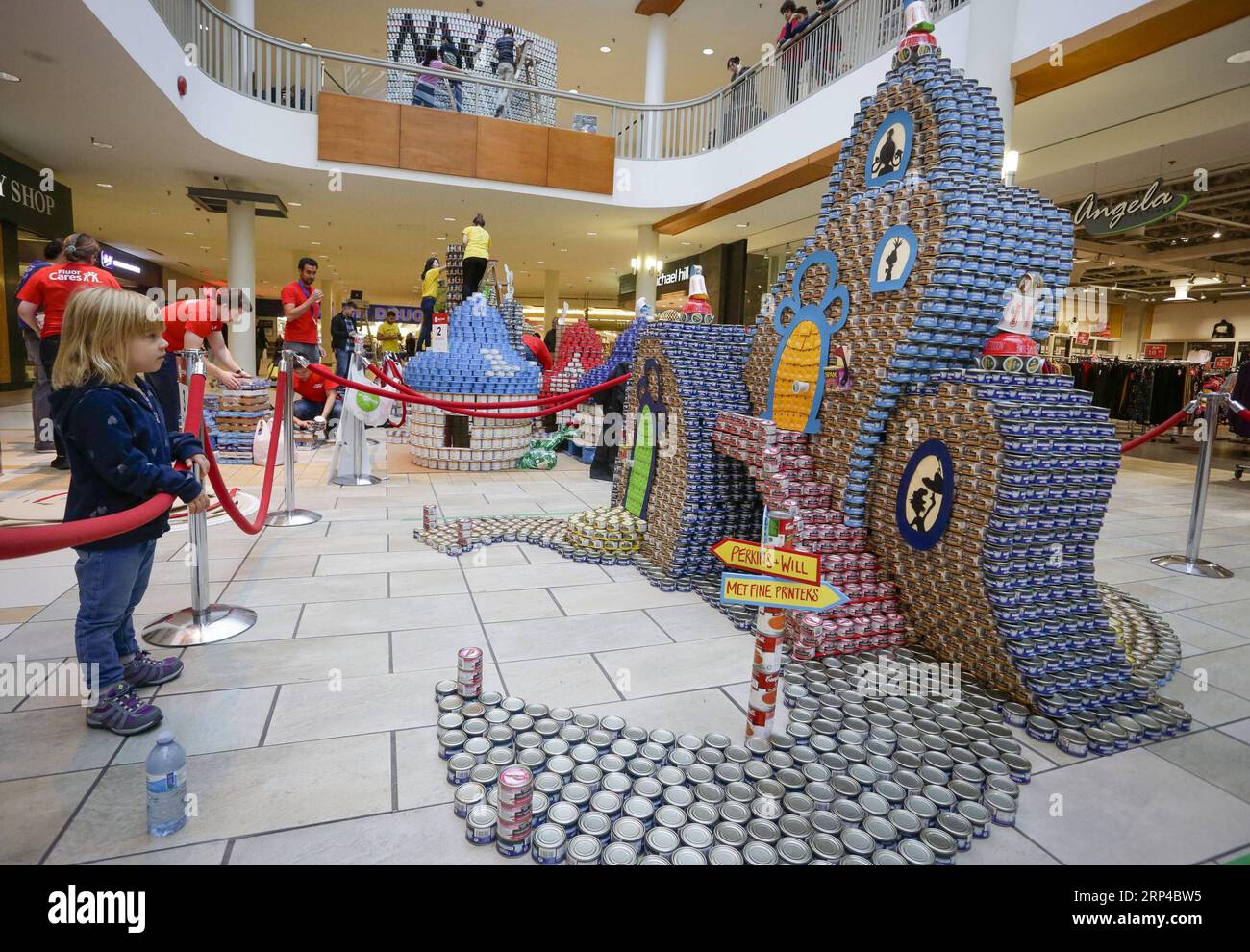 (181104) -- VANCOUVER, le 4 novembre 2018 -- Un enfant regarde une sculpture de canette lors de l'événement Canconstruction à Vancouver, Canada, le 3 novembre 2018. Quelque 13 équipes ont concouru avec leurs dessins de sculptures en utilisant des canettes données dans l'événement annuel. (lrz) CANADA-VANCOUVER- ÉVÉNEMENT CANSTRUCTION LiangxSen PUBLICATIONxNOTxINxCHN Banque D'Images