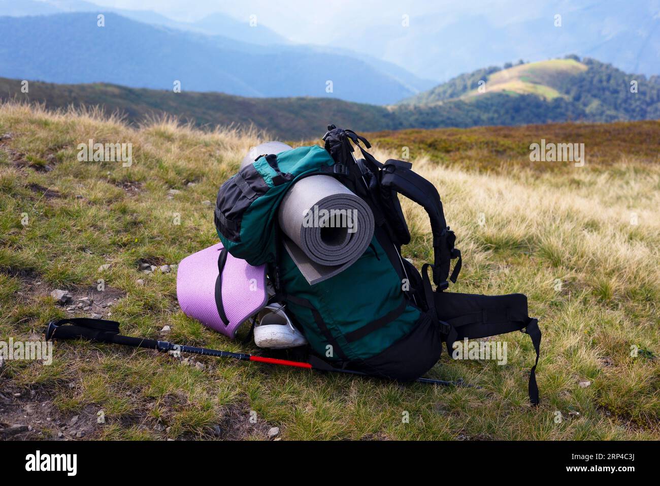 sac à dos touristique sur le fond d'un paysage de montagne Banque D'Images