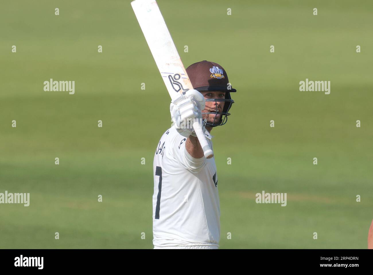 Londres, Royaume-Uni. 3 septembre 2023. Ben Foakes du Surrey lève la batte après avoir atteint sa cinquantaine alors que le Surrey affronte le Warwickshire dans le County Championship au Kia Oval, le premier jour. Crédit : David Rowe/Alamy Live News Banque D'Images