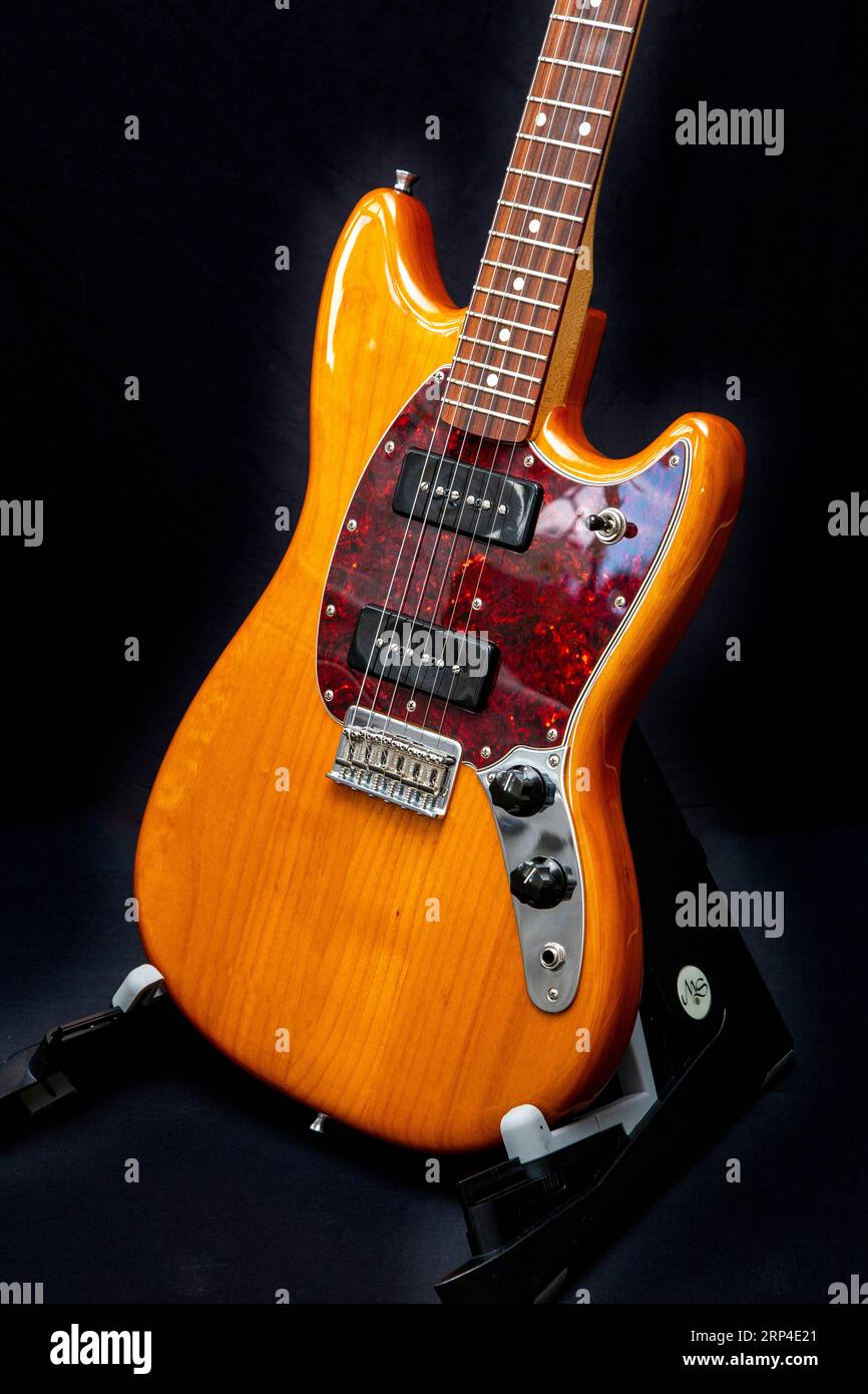 Fender Mustang 90 guitare électrique à échelle courte sur fond noir. Construit mexicain, pick-up P90, année du 75e anniversaire de Fender. Banque D'Images