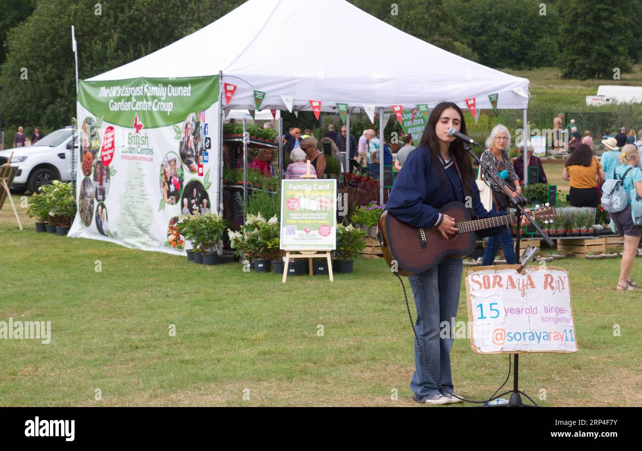 La deuxième exposition mondiale d'automne des jardiniers à Audley End House and Gardens, Saffron Walden, Essex. Soraya Ray joue au spectacle. Banque D'Images