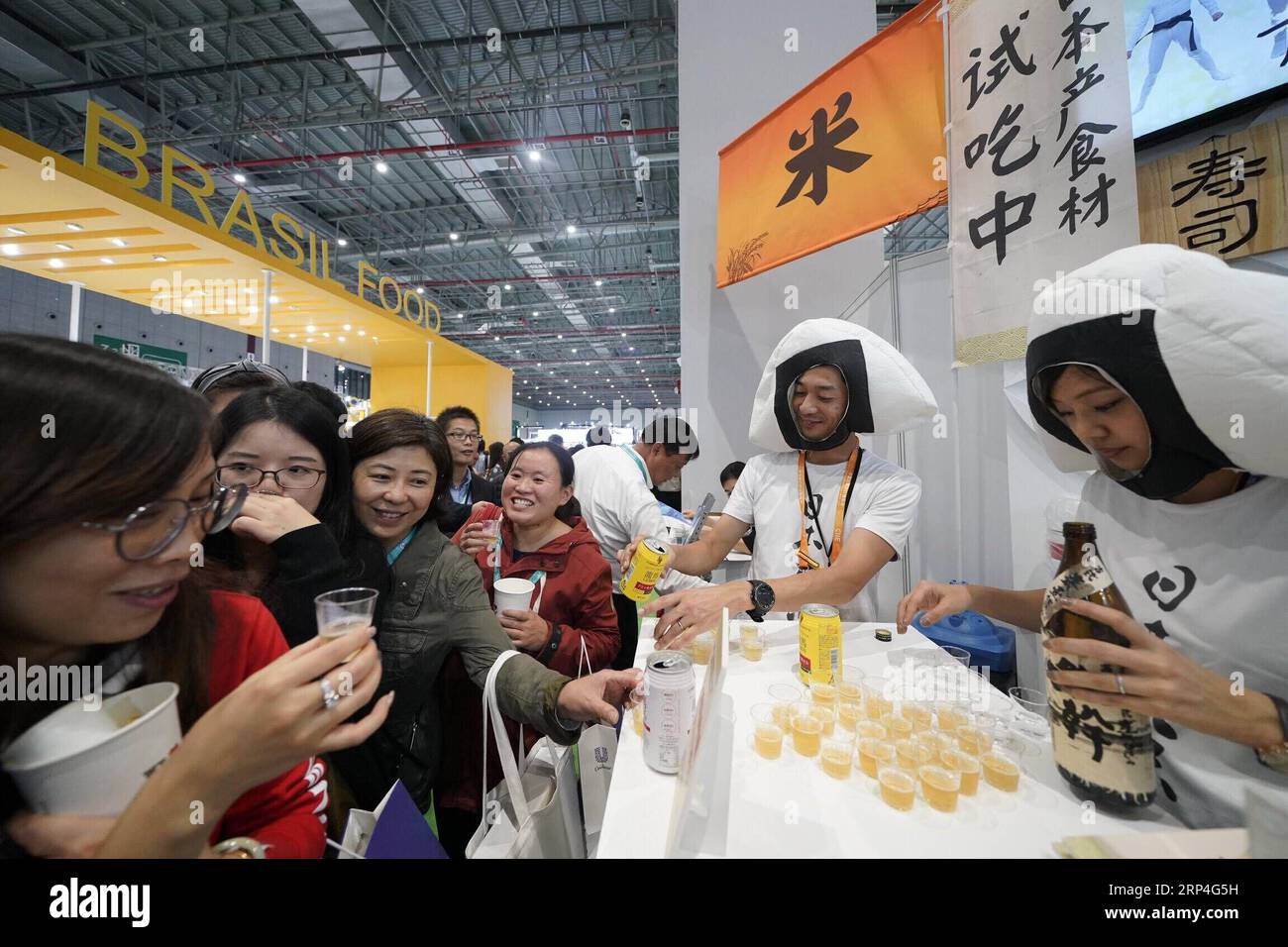 (181107) -- SHANGHAI, 7 novembre 2018 -- les visiteurs goûtent de la bière japonaise dans la zone des produits alimentaires et agricoles lors de la première China International Import Expo (CIIE) à Shanghai, dans l'est de la Chine, le 7 novembre 2018. Divers aliments du monde entier sont exposés au CIIE. )(zyd) (IMPORT EXPO)CHINA-SHANGHAI-CIIE-FOOD (CN) ShenxBohan PUBLICATIONxNOTxINxCHN Banque D'Images