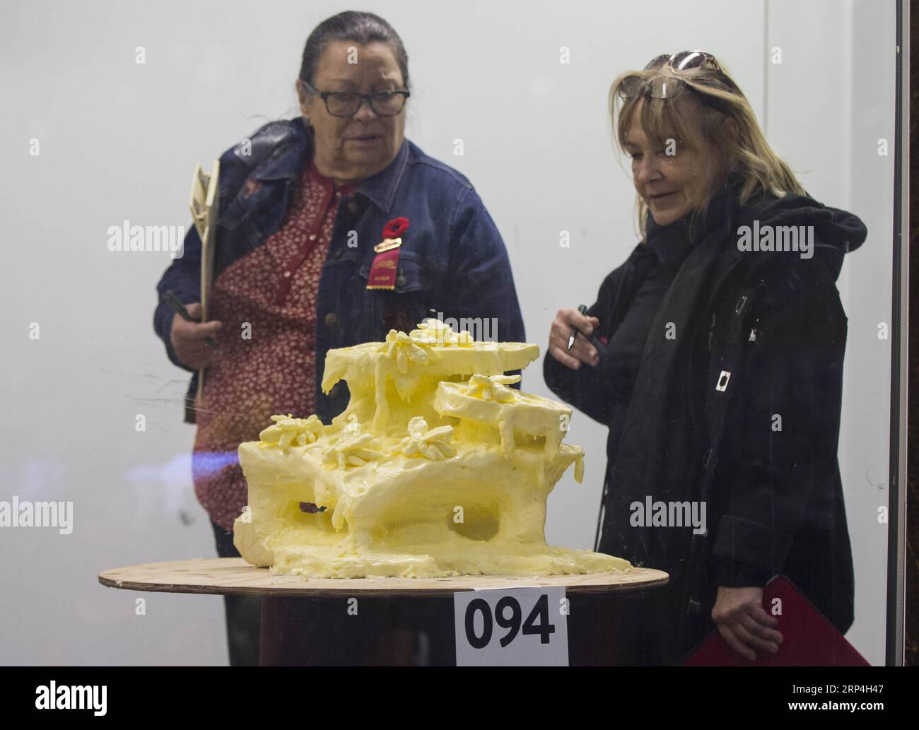 (181108) -- TORONTO, le 8 novembre 2018 -- les juges regardent une sculpture de beurre lors du concours de sculpture de beurre de la Foire royale d'hiver agricole 2018 à Toronto, Canada, le 8 novembre 2018. L'événement annuel de dix jours a débuté le 2 novembre, présentant des produits agricoles, du bétail et de nouvelles technologies agricoles. ) CANADA-TORONTO-ROYAL AGRICULTURAL WINTER FAIR-BUTTER SCULPTURES ZOUXZHENG PUBLICATIONXNOTXINXCHN Banque D'Images