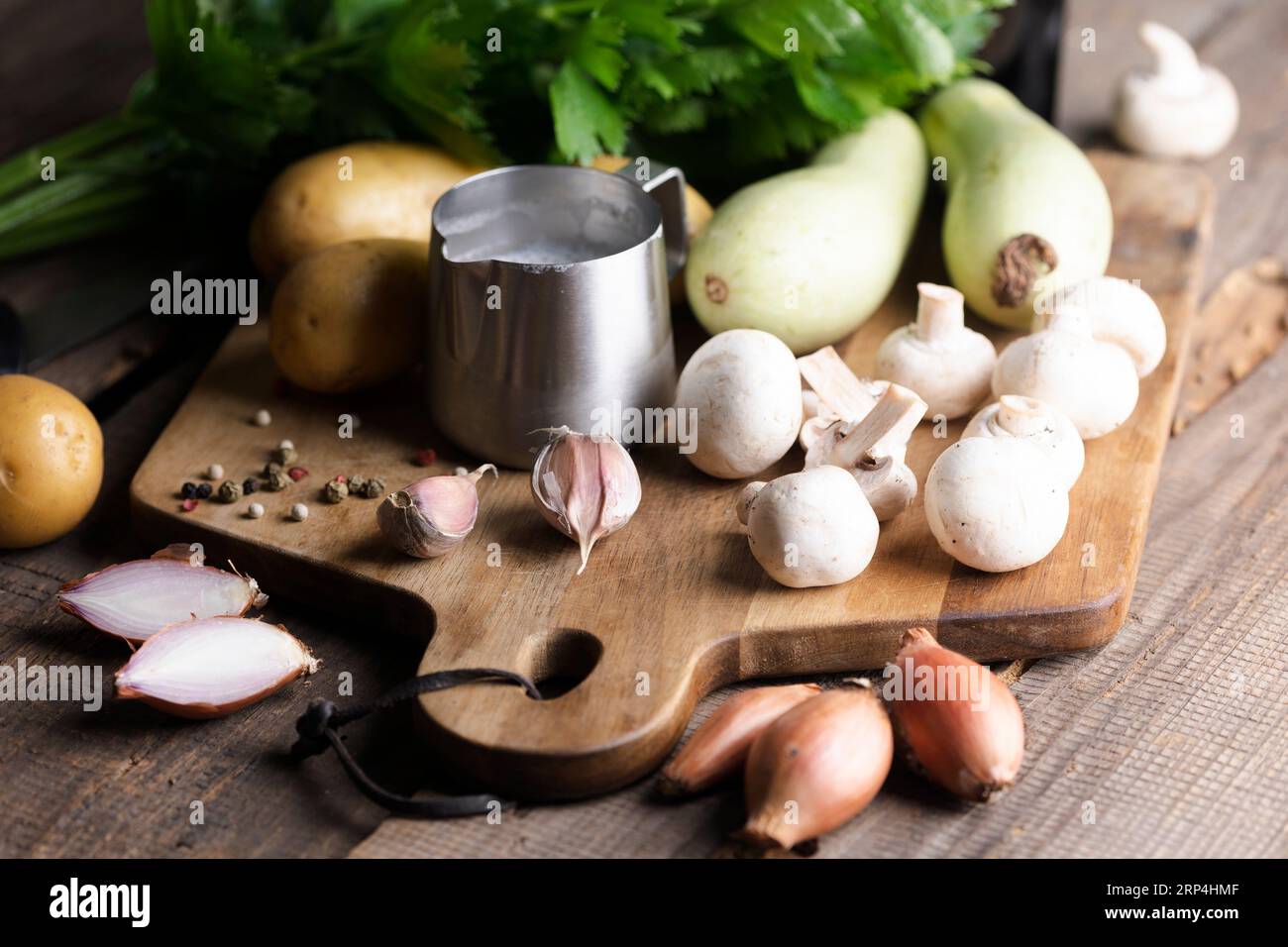 ingrédients pour la soupe sur une table en bois - pommes de terre, crème, courgettes, oignon, céleri Banque D'Images