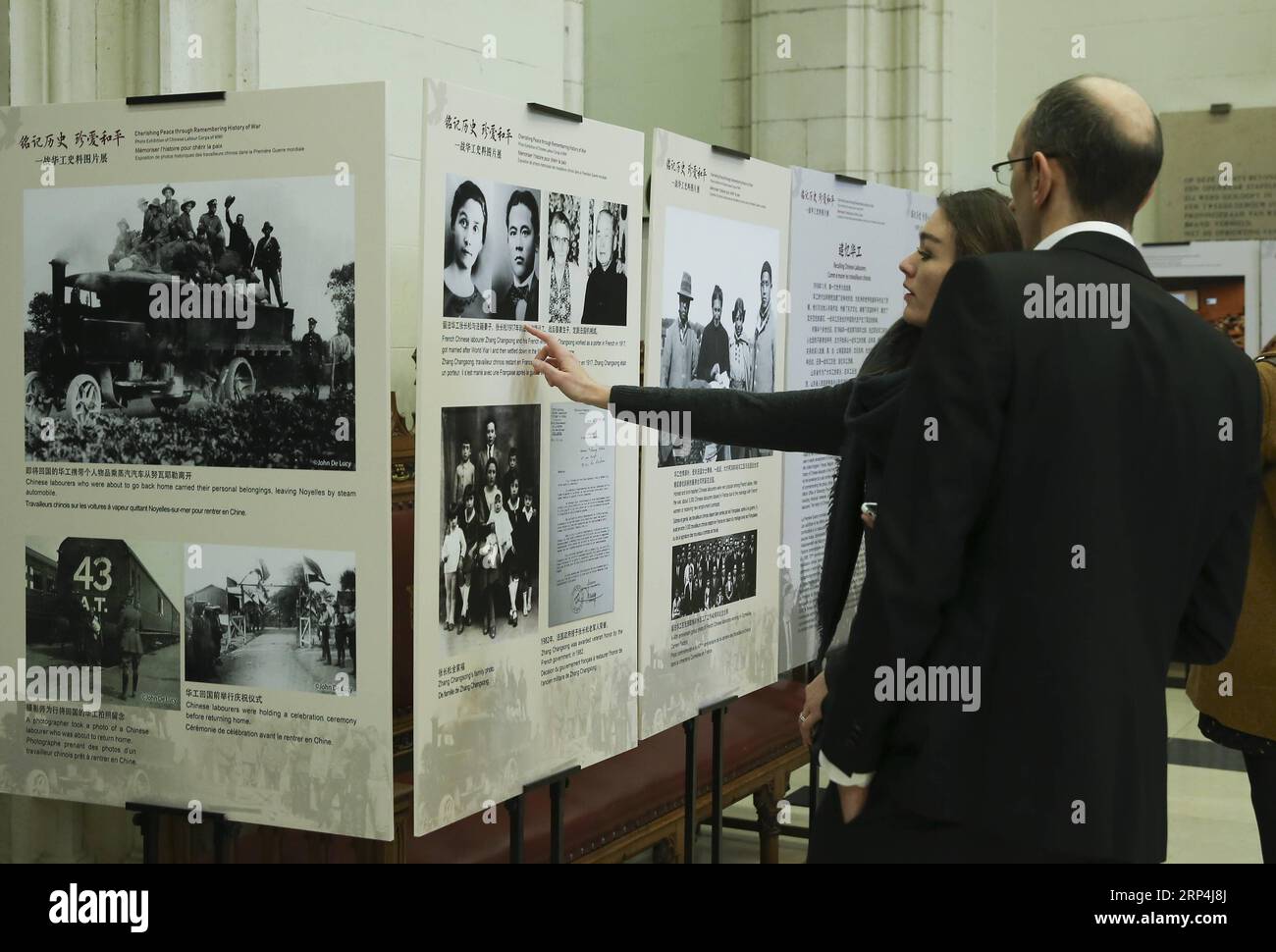 (181110) -- BRUXELLES, le 10 novembre 2018 -- visite de l'exposition de photos Cherishing Peace through Remembering History of War dans la ville belge de Bruges le 9 novembre 2018. À l’approche du centenaire de la fin de la première Guerre mondiale, l’exposition rendant hommage au corps ouvrier chinois s’est tenue vendredi à Bruges. Environ 140 000 000 ouvriers chinois ont servi les alliés pendant la première Guerre mondiale. La plupart d'entre eux ont été recrutés par la Grande-Bretagne et la France de mai 1916 au début de 1918. (YY) BELGIQUE-BRUGES-CORPS CHINOIS DU TRAVAIL DE LA PREMIÈRE GUERRE MONDIALE-EXPOSITION DE PHOTOS YEXPINGFAN PUBLICATIONXNOTXINXCHN Banque D'Images