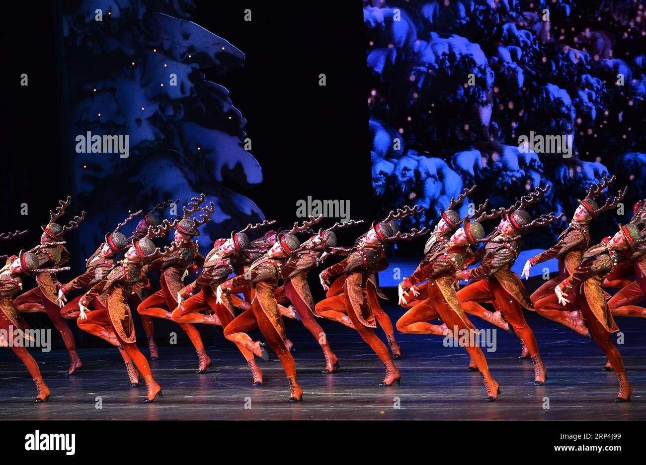 (181110) -- NEW YORK, 10 novembre 2018 -- les Rockettes se produisent lors de la production 2018 de Christmas Spectacular show au radio City Music Hall de New York, aux États-Unis, le 9 novembre 2018. La production 2018 de Christmas Spectacular show a fait ses débuts ici vendredi. En tant que célèbre spectacle de Noël traditionnel avec une histoire de plus de 80 ans, le spectacle de cette année se déroule du 9 novembre 2018 au 1 janvier 2019. )(YY) États-Unis-NEW YORK-CHRISTMAS SPECTACULAR-ROCKETTES LixRui PUBLICATIONxNOTxINxCHN Banque D'Images