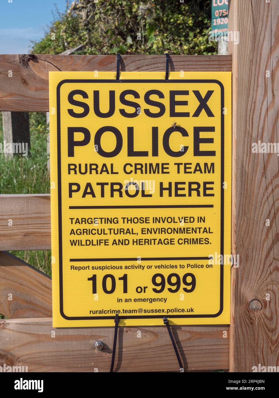 Avis de la police du Sussex informant les gens de la criminalité rurale avec des numéros d'urgence, East Sussex, Royaume-Uni. Banque D'Images