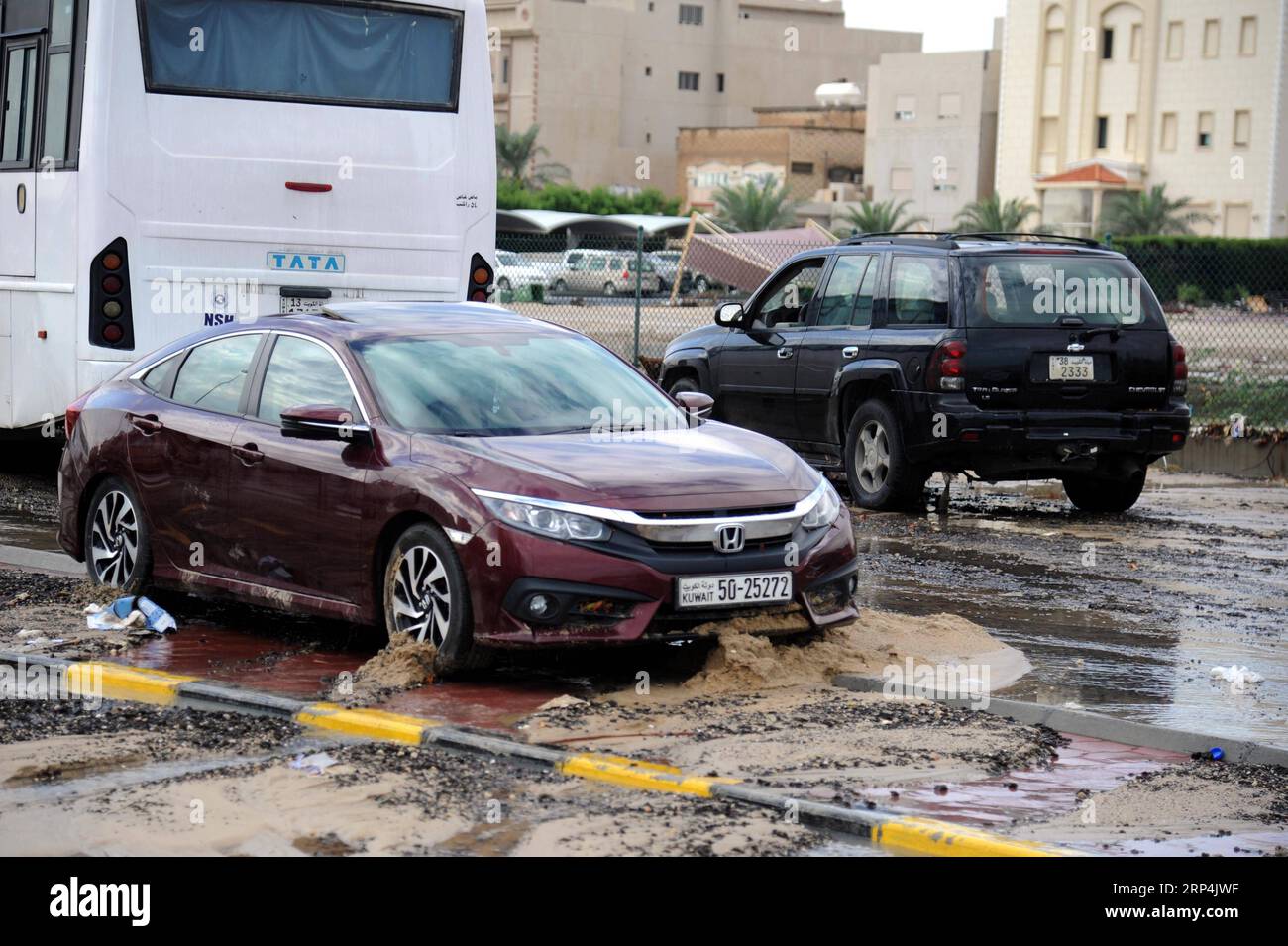 (181110) -- KUWAIT CITY, 10 novembre 2018 -- une photo prise le 10 novembre 2018 montre des véhicules roulant sur une route boueuse après une tempête de pluie dans la région de Fahaheel à Kuwait City, Koweït.) (yg) KUWAIT-KUWAIT CITY-FLOOD JosephxShagra PUBLICATIONxNOTxINxCHN Banque D'Images