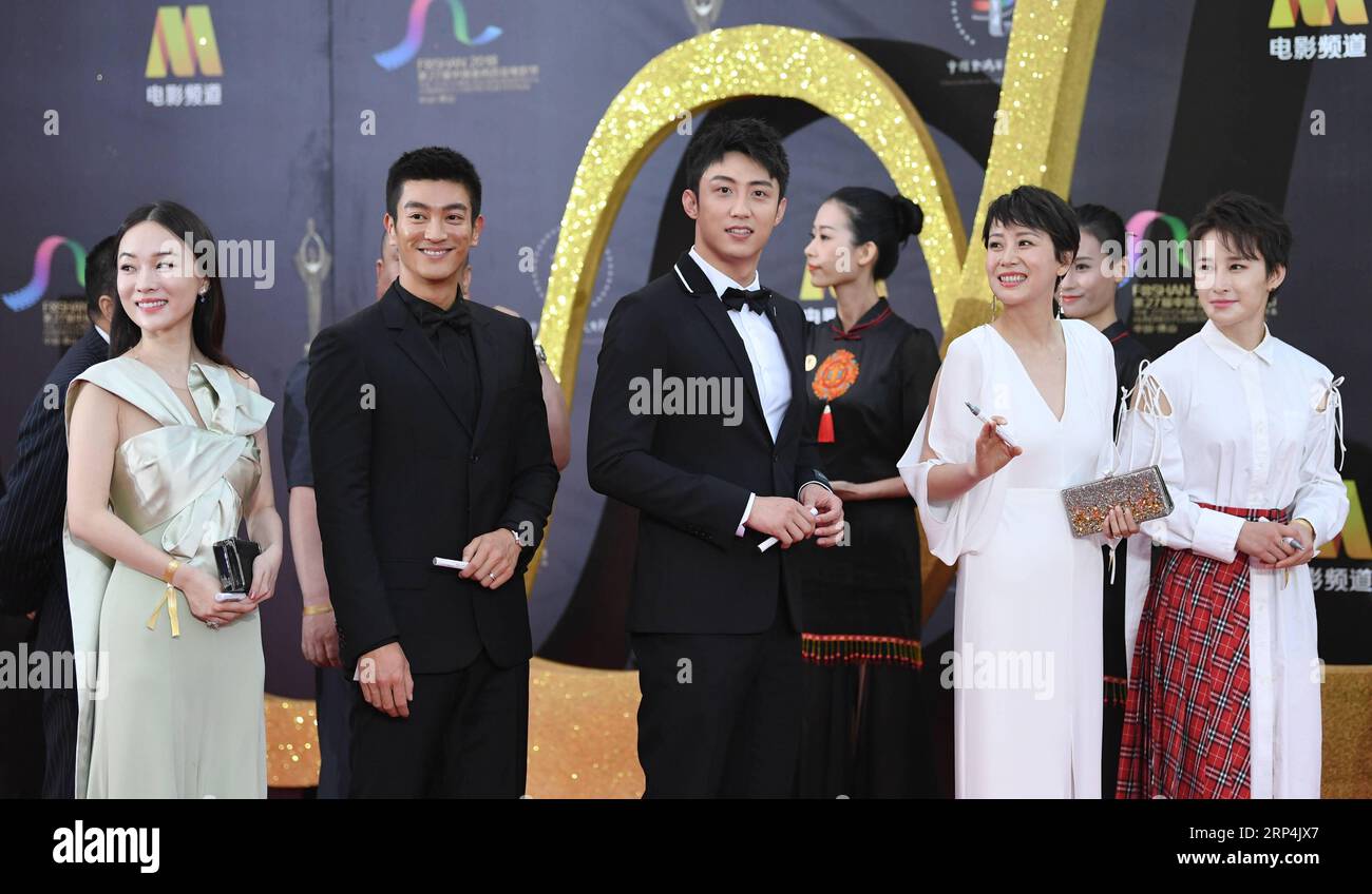 (181110) -- FOSHAN, 10 novembre 2018 -- les acteurs du Jiang (2e L) et Huang Jingyu (C), ainsi que l'actrice Hai Qing (2e R), assistent à la cérémonie du tapis rouge du 27e Festival du film China Golden Rooster & Hundred Flowers à Foshan, dans la province du Guangdong, le sud de la Chine, le 10 novembre 2018. La cérémonie du tapis rouge du 27e Festival du film China Golden Rooster & Hundred Flowers a eu lieu samedi. (lmm) CHINE-GUANGDONG-FOSHAN-FILM FESTIVAL-TAPIS ROUGE (CN) DengxHua PUBLICATIONxNOTxINxCHN Banque D'Images