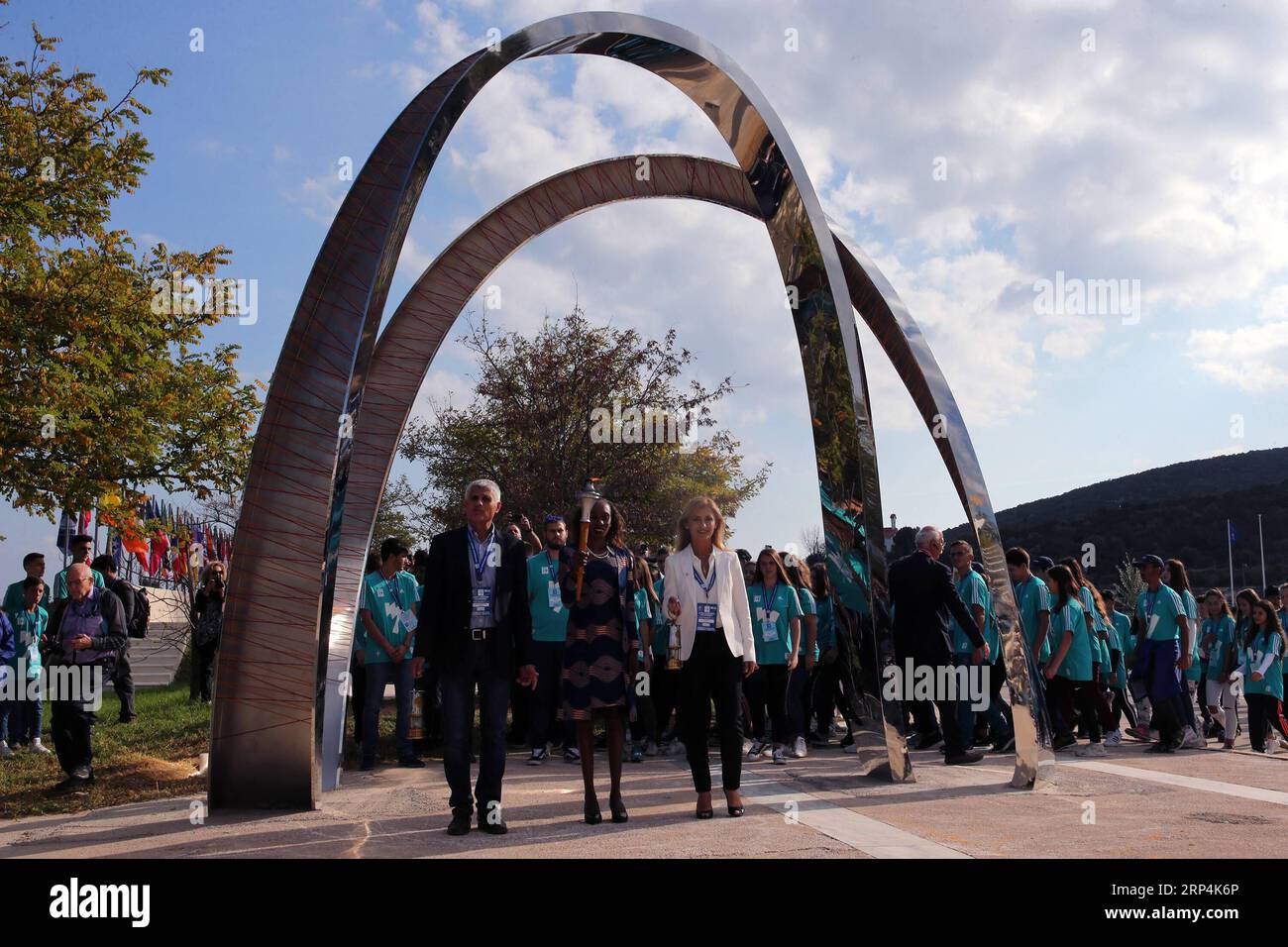 (181111) -- MARATHON, le 11 novembre 2018 -- la marathonienne Gladys Cherono (C), les marathoniennes grecques Maria Polyzou (D) et Spyros Andriopoulos (L) assistent à la cérémonie à Marathon, Grèce, le 10 novembre 2018. Une statue chinoise donnée par le gouvernement municipal de Nanjing à la ville de Marathon a été dévoilée lors de la cérémonie d'allumage de la flamme samedi à Marathon, à 42 kilomètres au nord-est d'Athènes, capitale de la Grèce. (SP)GREECE-MARATHON-CHINA S STATUE DONATION MARIOSXLOLOS PUBLICATIONXNOTXINXCHN Banque D'Images