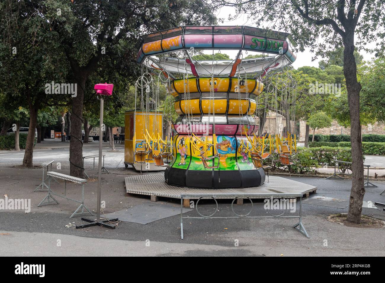 Un carrousel de chaîne pour enfants encore dans le Luna Park vide en hiver, Savone, Ligurie, Italie Banque D'Images