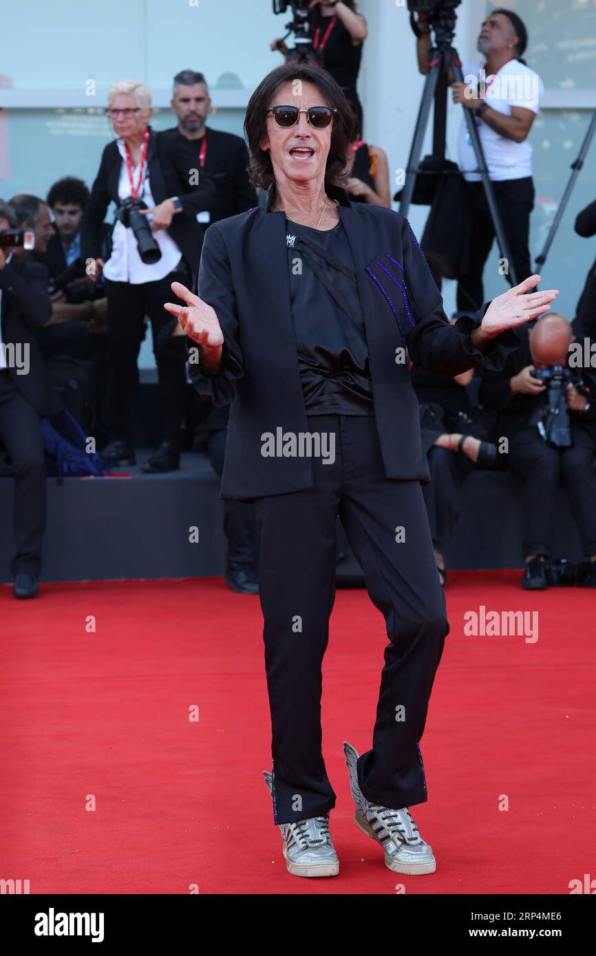 Alberto Fortis assiste à un tapis rouge pour le film "Poor Things" au 80e Festival International du film de Venise le 01 septembre 2023 à Venise, ITA Banque D'Images