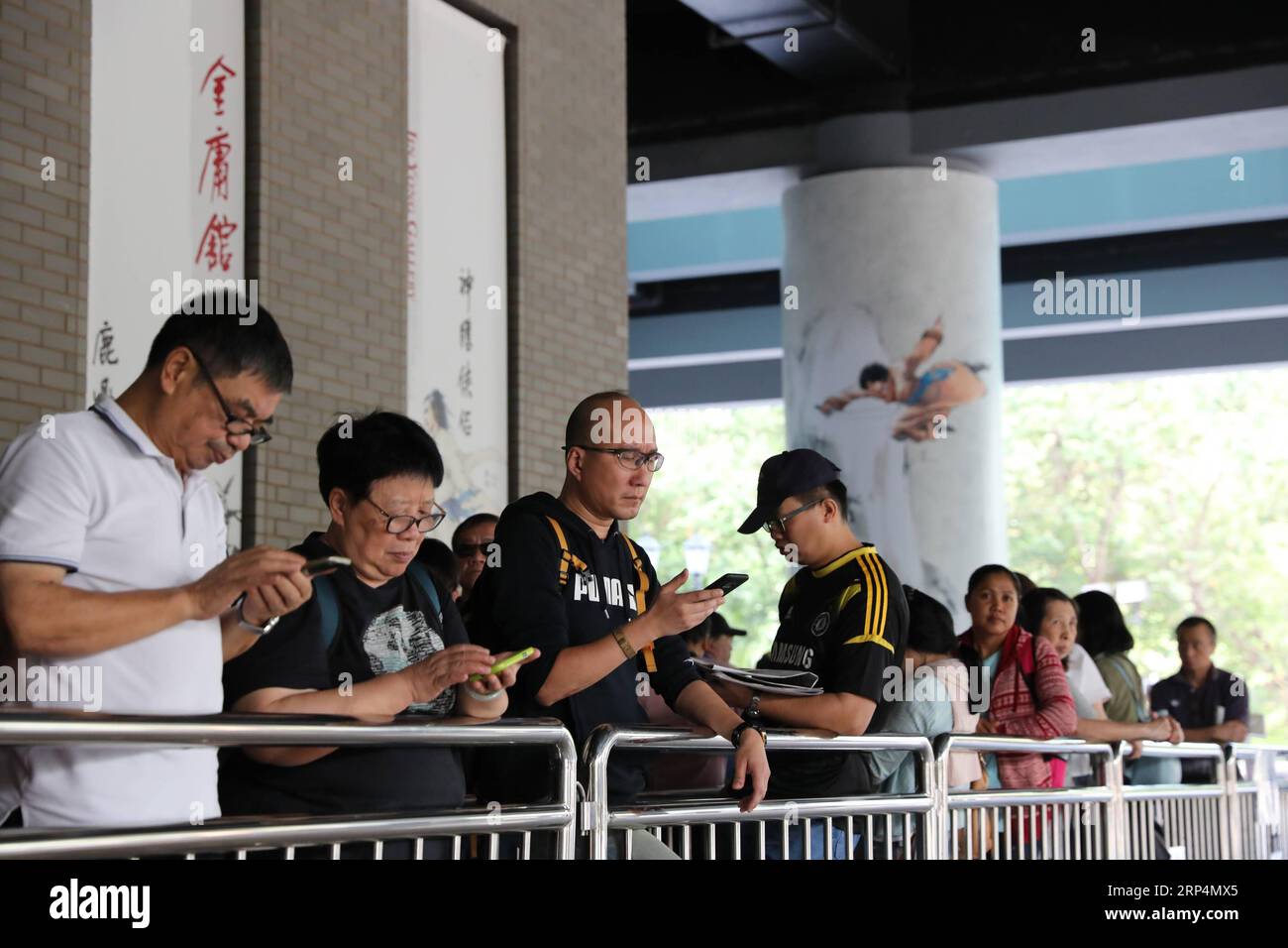 (181113) -- HONG KONG, 13 novembre 2018 -- les lecteurs attendent pour présenter leurs condoléances devant la Galerie Jin Yong du Musée du patrimoine de Hong Kong à Hong Kong, Chine méridionale, le 12 novembre 2018. Jin Yong, de son vrai nom Zha Liangyong (également connu sous le nom de Louis Cha), est universellement considéré comme le romancier Wuxia (arts martiaux et chevalerie) le plus influent du 20e siècle. Il mourut à l’âge de 94 ans le 30 octobre. Ses funérailles ont eu lieu le 12 novembre au Hong Kong Funeral Home. ) (Ry) CHINA-HONG KONG-JIN YONG-CONSOLENCE (CN) WuxXiaochu PUBLICATIONxNOTxINxCHN Banque D'Images