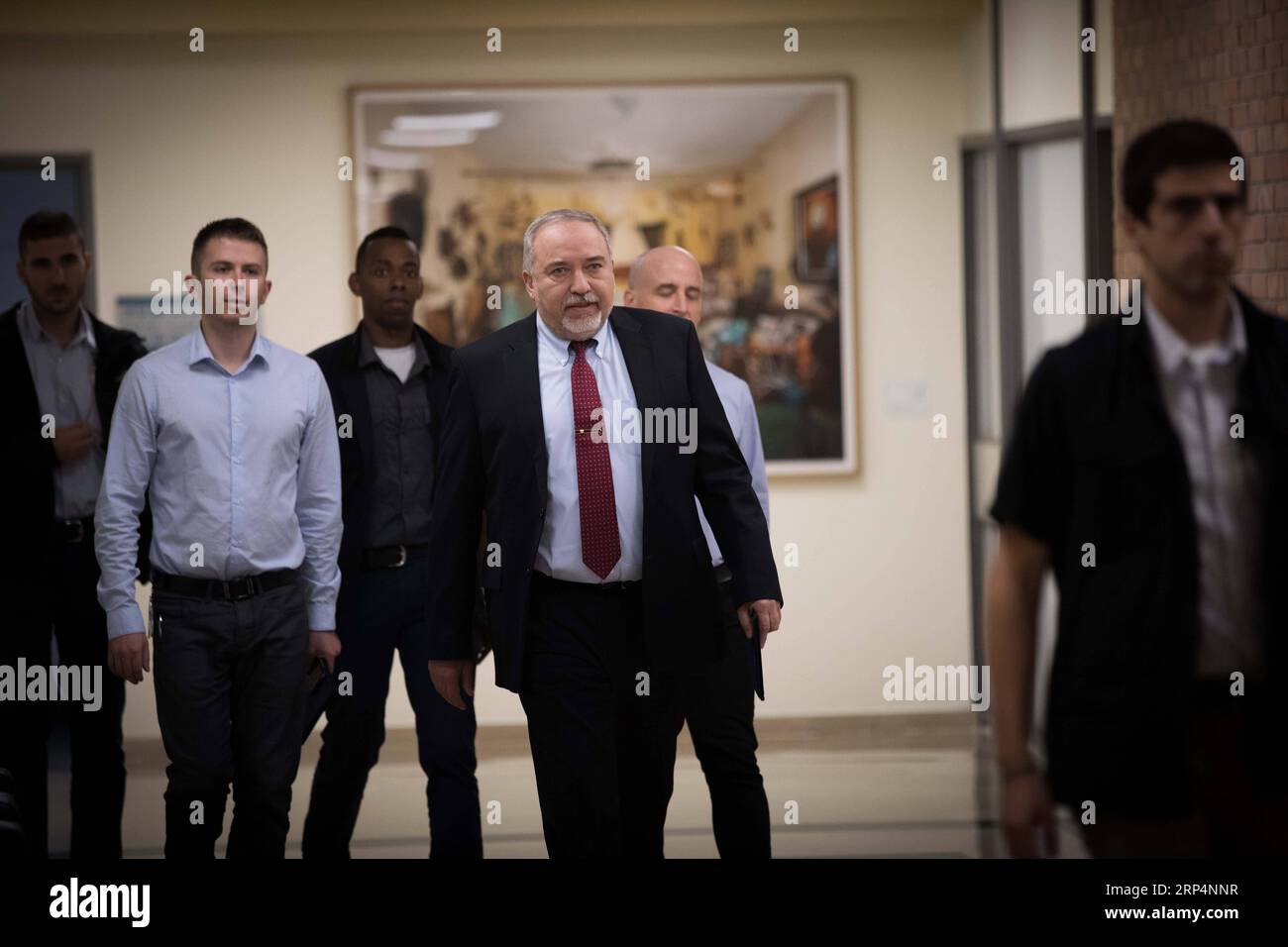 (181114) -- JÉRUSALEM, 14 novembre 2018 -- le ministre israélien de la Défense Avigdor Lieberman (C) assiste à une conférence de presse à Jérusalem, le 14 novembre 2018. Avigdor Lieberman a démissionné du gouvernement mercredi, réitérant que le gouvernement manque de fermeté contre le Hamas de Gaza. MIDEAST-JÉRUSALEM-ISRAËL-MINISTRE DE LA DÉFENSE-DÉMISSION JINI PUBLICATIONXNOTXINXCHN Banque D'Images