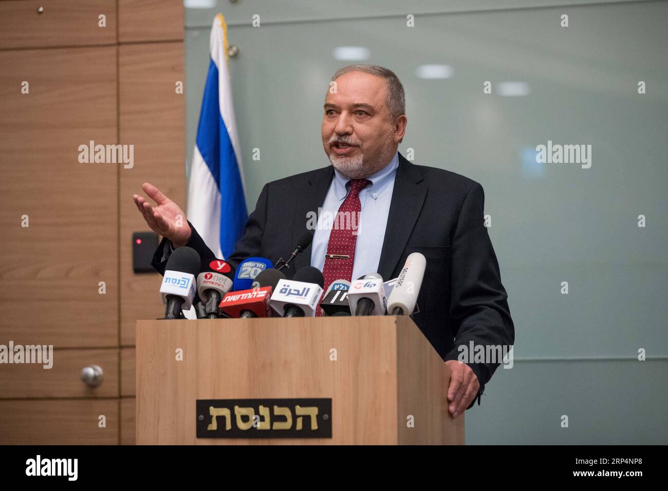 (181114) -- JÉRUSALEM, 14 novembre 2018 -- le ministre israélien de la Défense Avigdor Lieberman prend la parole lors d'une conférence de presse à Jérusalem, le 14 novembre 2018. Avigdor Lieberman a démissionné du gouvernement mercredi, réitérant que le gouvernement manque de fermeté contre le Hamas de Gaza. MIDEAST-JÉRUSALEM-ISRAËL-MINISTRE DE LA DÉFENSE-DÉMISSION JINI PUBLICATIONXNOTXINXCHN Banque D'Images