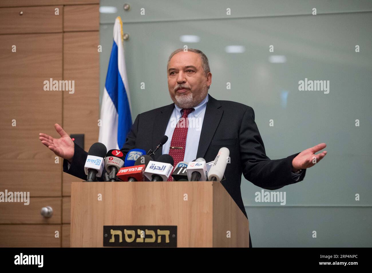(181114) -- JÉRUSALEM, 14 novembre 2018 -- le ministre israélien de la Défense Avigdor Lieberman prend la parole lors d'une conférence de presse à Jérusalem, le 14 novembre 2018. Avigdor Lieberman a démissionné du gouvernement mercredi, réitérant que le gouvernement manque de fermeté contre le Hamas de Gaza. MIDEAST-JÉRUSALEM-ISRAËL-MINISTRE DE LA DÉFENSE-DÉMISSION JINI PUBLICATIONXNOTXINXCHN Banque D'Images
