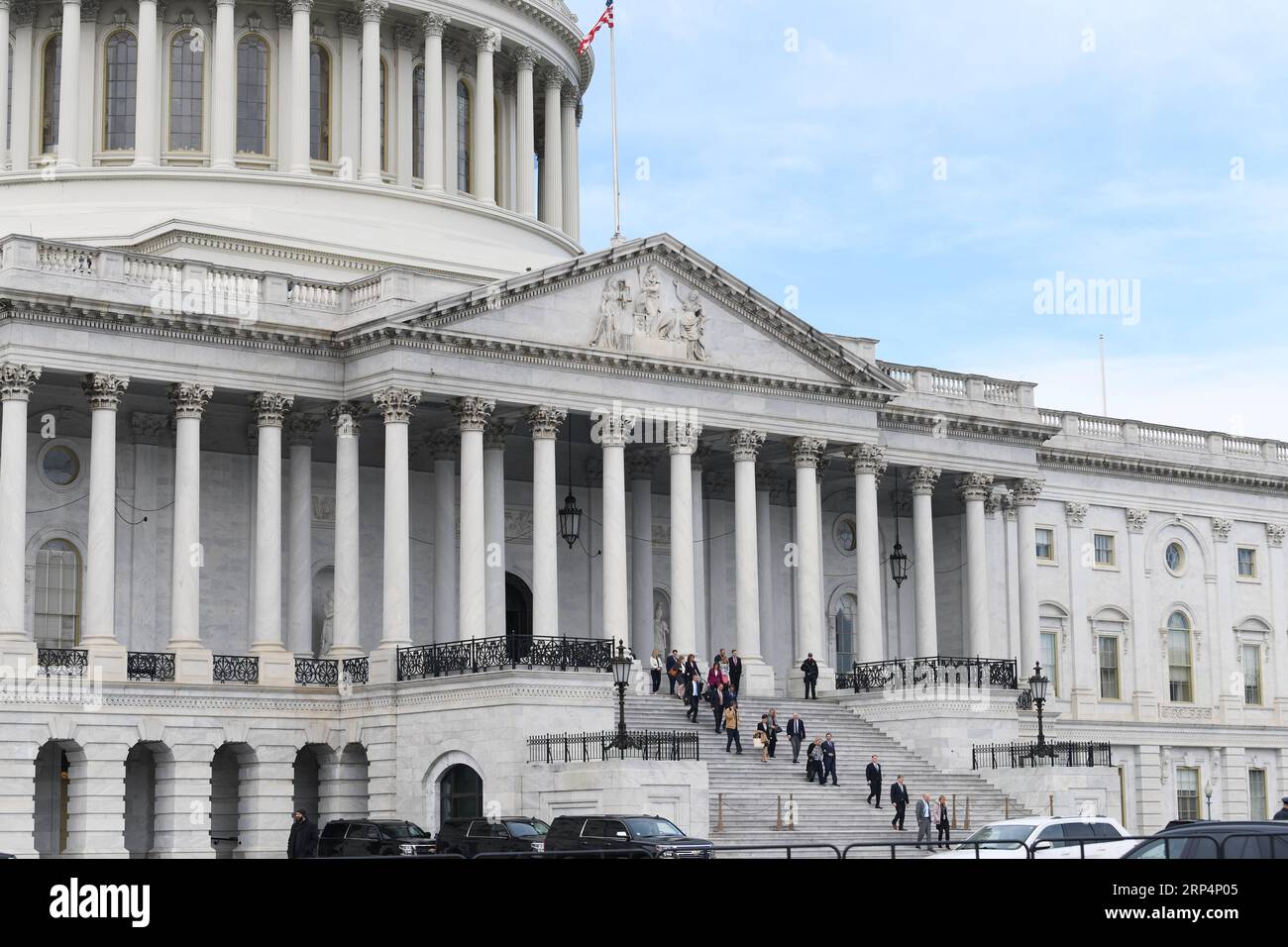 (181114) -- WASHINGTON, 14 novembre 2018 -- des membres nouvellement élus de la Chambre des représentants sortent du Capitole avant de poser pour des photos de groupe à Washington D.C., aux États-Unis, le 14 novembre 2018.) États-Unis-WASHINGTON D.C.-MEMBRES DU CONGRÈS LiuxJie PUBLICATIONxNOTxINxCHN Banque D'Images