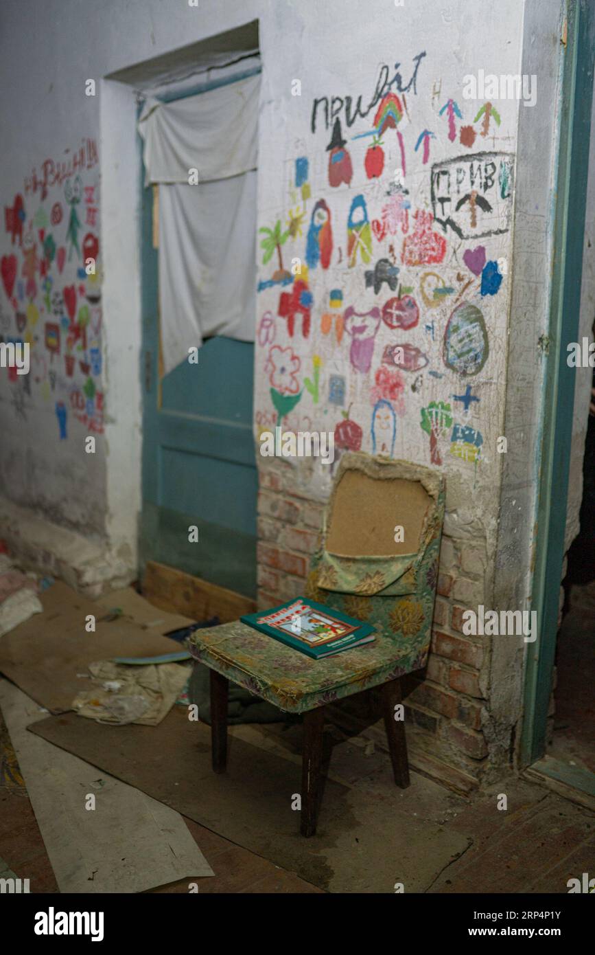 Conditions de vie dans le sous-sol de l'école de Yahidne où plus de 360 civils ukrainiens ont été retenus captifs par les forces d'occupation russes pendant un mois. Banque D'Images