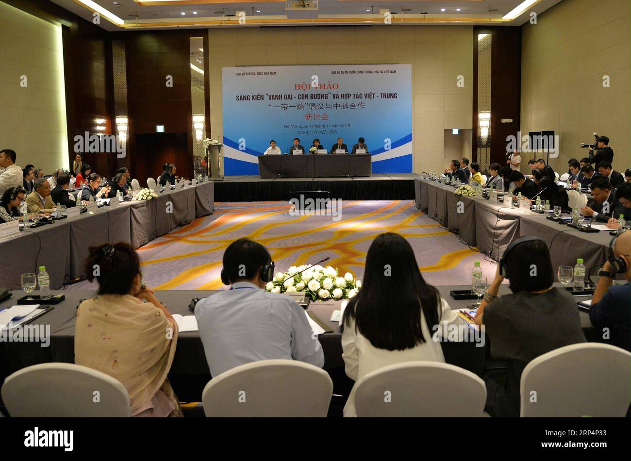 (181115) -- HANOI, 15 novembre 2018 -- les participants écoutent une présentation lors d'un symposium sur l'initiative "ceinture et route" et la coopération Chine-Vietnam à Hanoi, capitale du Vietnam, le 14 novembre 2018. Un symposium sur l'Initiative ceinture et route et la coopération sino-vietnamienne a été organisé conjointement par l'ambassade de Chine au Vietnam et l'Académie diplomatique du Vietnam. (YY) VIETNAM-HANOI-SYMPOSIUM SUR LA CEINTURE ET LA ROUTE NgoxMinhxTien PUBLICATIONxNOTxINxCHN Banque D'Images