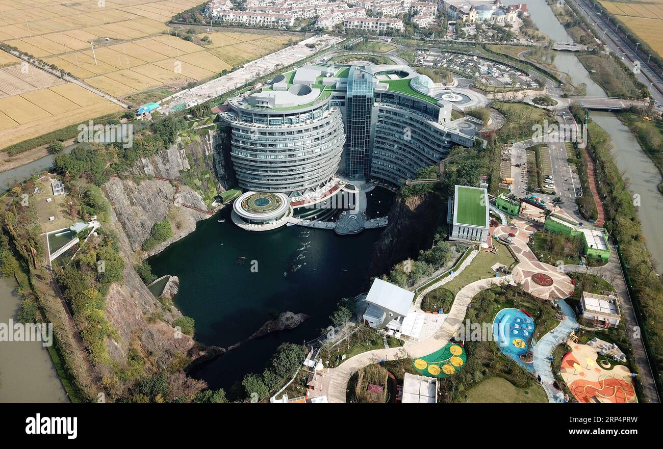 (181116) -- SHANGHAI, 16 novembre 2018 -- une photo aérienne prise le 13 novembre 2018 montre l'Intercontinental Shanghai Wonderland, également connu sous le nom de Shimao Quarry Hotel, dans le district de Songjiang à Shanghai, dans l'est de la Chine. L'hôtel de 88 mètres de profondeur, construit verticalement le long du précipice d'une carrière souterraine remplie d'eau, a fait ses débuts publics jeudi à Shanghai. Il s'est vanté de ses prouesses techniques et de ses chambres avec vue sur la falaise qui permettent aux clients de regarder dans l'abîme. L'hôtel de 336 chambres dispose de 18 étages - deux sous-marins et deux au-dessus du sol - avec un restaurant et des installations sportives et récréatives, y compris Banque D'Images