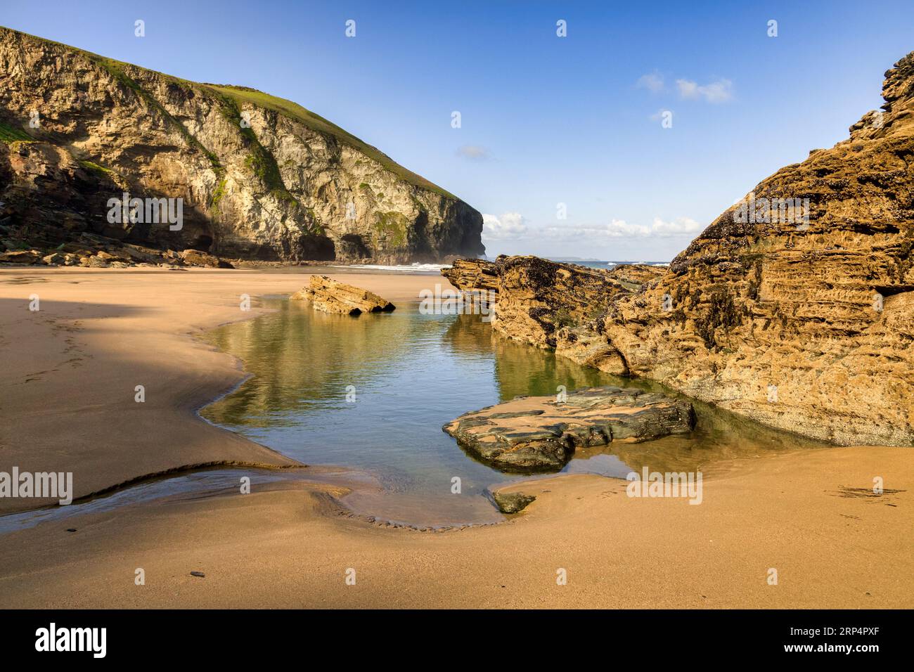 Trebarwith Strand, qui n'est accessible qu'à marée basse, par un beau matin de printemps ensoleillé. Banque D'Images