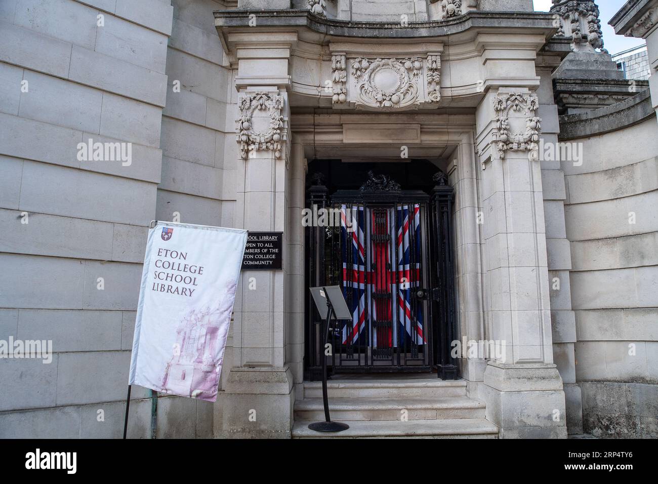 Eton, Windsor, Berkshire, Royaume-Uni. 2 septembre 2023. École publique, Eton College à Eton, Windsor, Berkshire. Les garçons de l'Eton College reprennent l'école le mercredi 6 septembre après les vacances scolaires d'été. Crédit : Maureen McLean/Alamy Banque D'Images