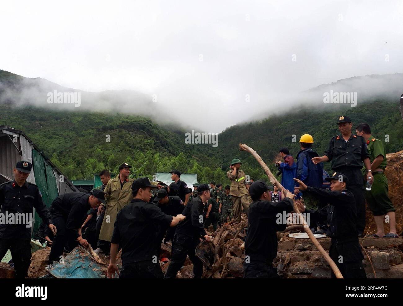 (181118) -- Nha TRANG, 18 novembre 2018 -- des sauveteurs recherchent des victimes après un glissement de terrain dans la ville de Nha Trang, province de Khanh Hoa, Vietnam, le 18 novembre 2018. Les glissements de terrain et les inondations étincelés par le typhon Toraji ont fait au moins 12 morts, six blessés et deux disparus dans la ville de Nha Trang, au centre du Vietnam, selon les autorités locales dimanche. (HY) VIETNAM-NHA TRANG-GLISSEMENT DE TERRAIN-INONDATION-APRÈSAPRÈS VNA PUBLICATIONXNOTXINXCHN Banque D'Images