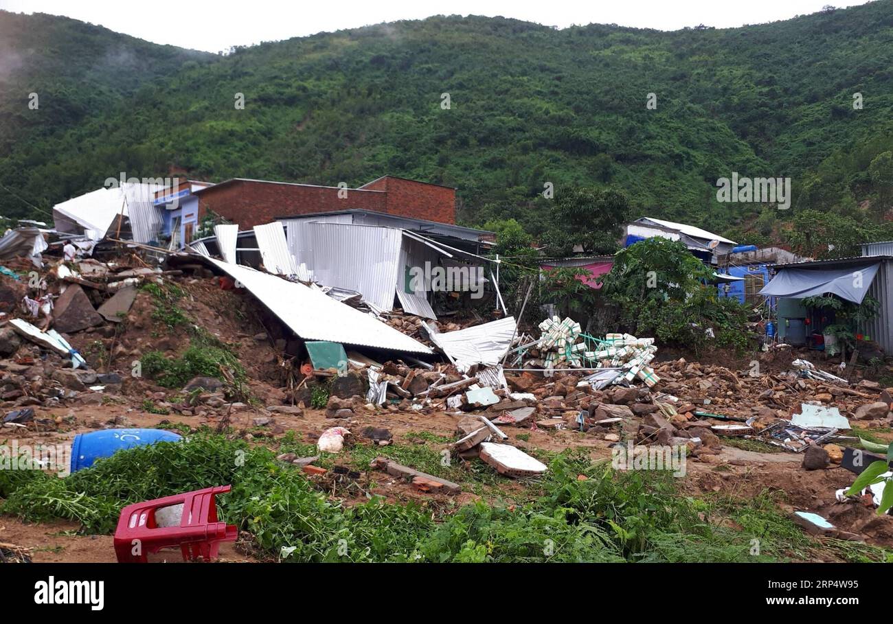 (181118) -- Nha TRANG, 18 novembre 2018 -- des maisons endommagées sont vues après un glissement de terrain dans la ville de Nha Trang, province de Khanh Hoa, Vietnam, le 18 novembre 2018. Les glissements de terrain et les inondations étincelés par le typhon Toraji ont fait au moins 12 morts, six blessés et deux disparus dans la ville de Nha Trang, au centre du Vietnam, selon les autorités locales dimanche. (HY) VIETNAM-NHA TRANG-GLISSEMENT DE TERRAIN-INONDATION-APRÈSAPRÈS VNA PUBLICATIONXNOTXINXCHN Banque D'Images