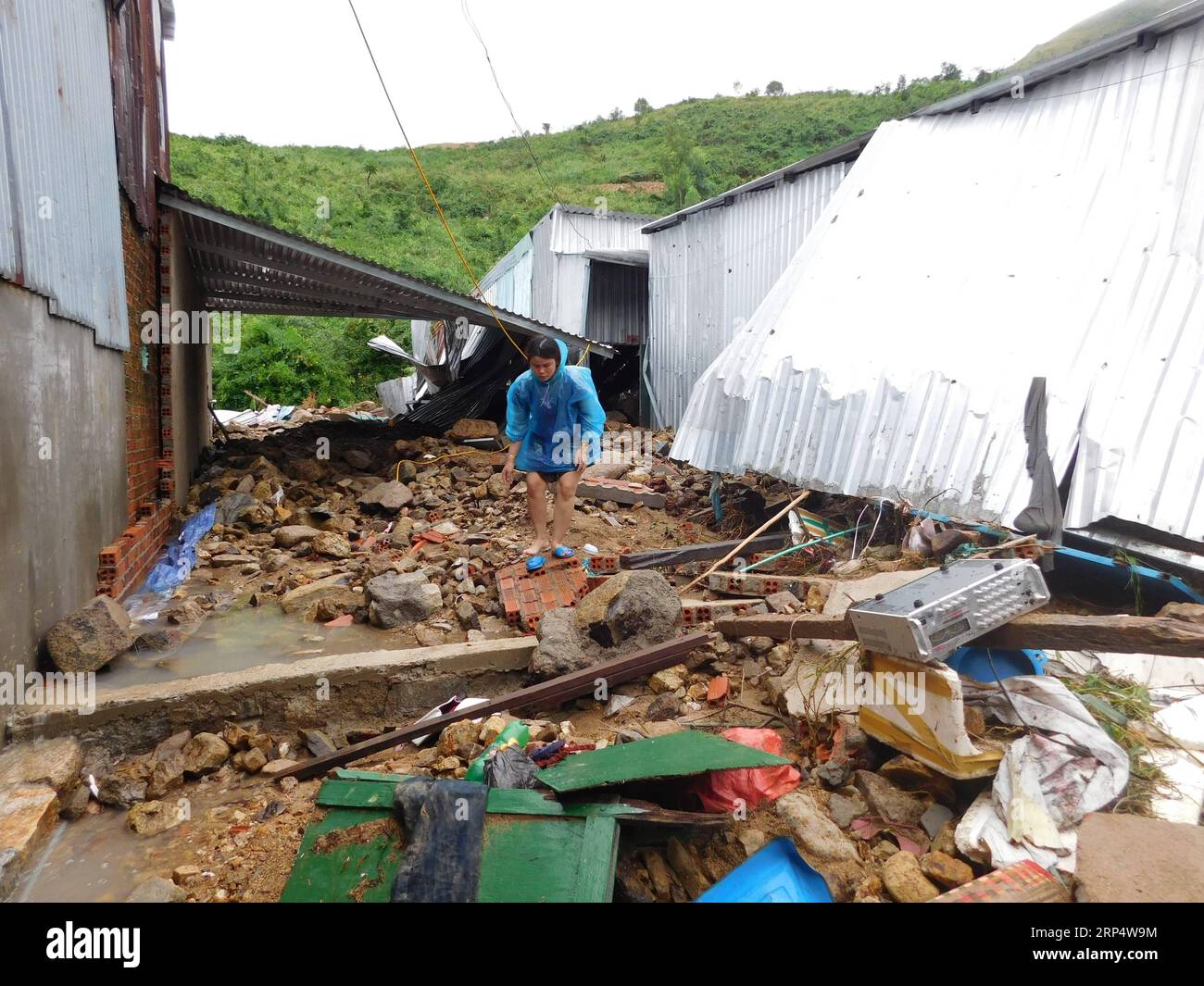 (181118) -- Nha TRANG, 18 novembre 2018 -- une résidente locale récupère ses biens après un glissement de terrain dans la ville de Nha Trang, province de Khanh Hoa, Vietnam, le 18 novembre 2018. Les glissements de terrain et les inondations étincelés par le typhon Toraji ont fait au moins 12 morts, six blessés et deux disparus dans la ville de Nha Trang, au centre du Vietnam, selon les autorités locales dimanche. (HY) VIETNAM-NHA TRANG-GLISSEMENT DE TERRAIN-INONDATION-APRÈSAPRÈS VNA PUBLICATIONXNOTXINXCHN Banque D'Images
