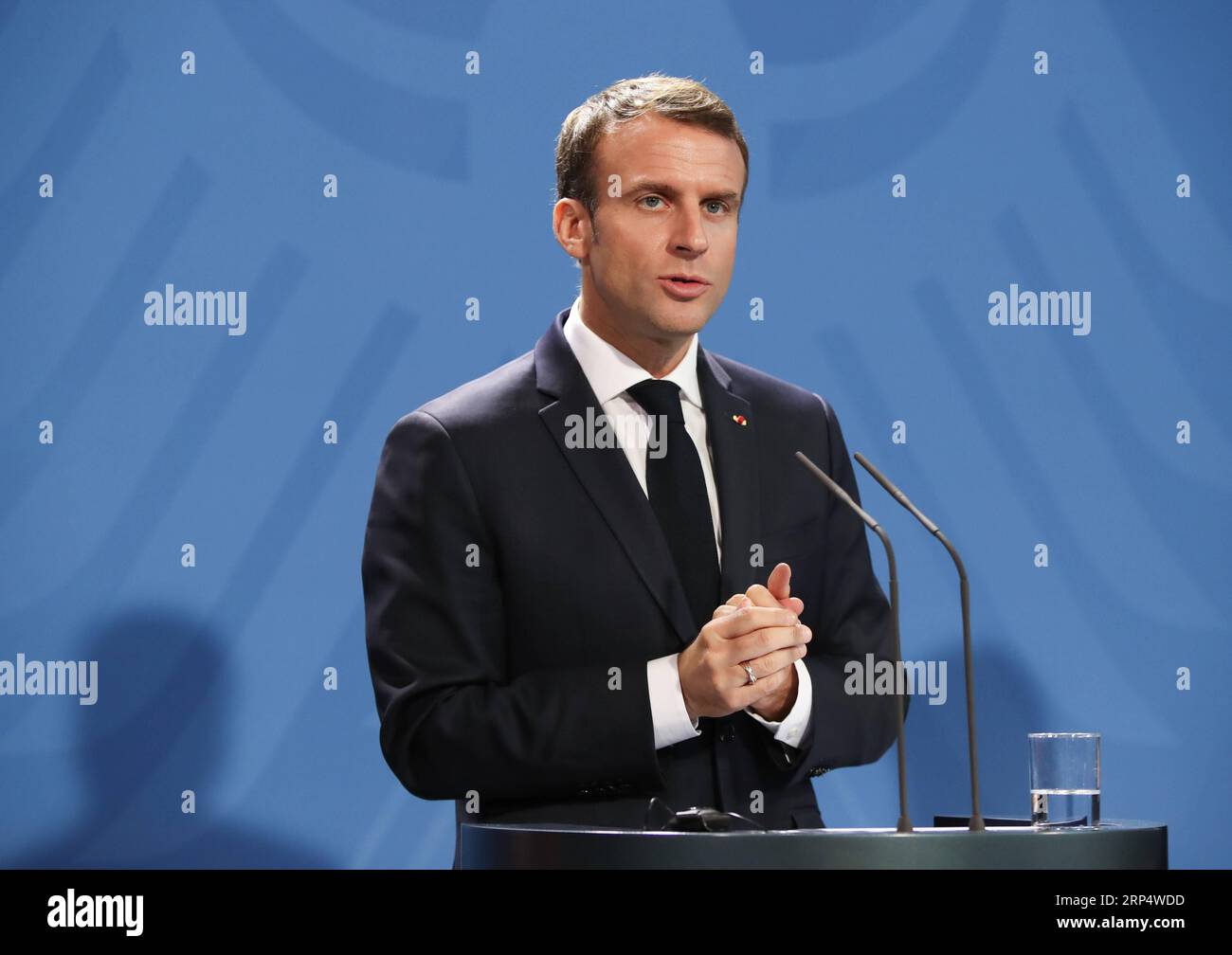 (181118) -- BERLIN, 18 novembre 2018 -- le président français Emmanuel Macron s'exprime lors d'une conférence de presse conjointe avec la chancelière allemande Angela Merkel (pas sur la photo) à la chancellerie allemande à Berlin, capitale de l'Allemagne, le 18 novembre 2018. Le président français Emmanuel Macron en visite dimanche s’est adressé aux législateurs allemands, appelant à ouvrir un nouveau chapitre pour l’Europe et à la construire plus intégrée, plus forte et plus indépendante. Macron s est rendu dimanche à Berlin pour assister à une série d événements marquant le jour de deuil pour les victimes de la guerre et de la violence, et a rencontré la chancelière allemande Angela Merkel. ALLEMAGNE Banque D'Images