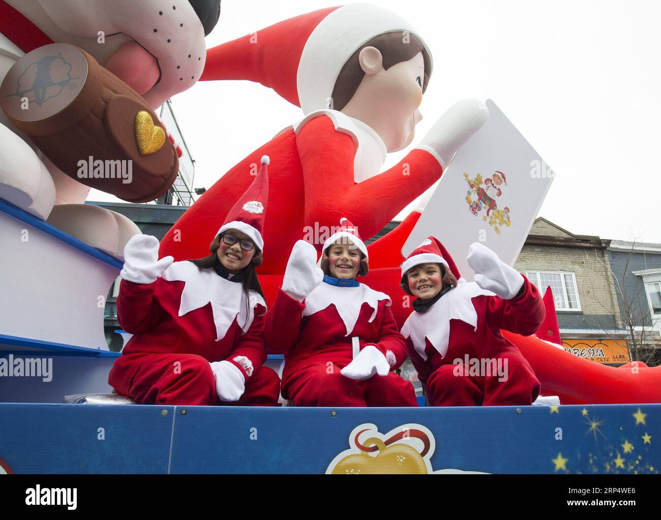 (181118) -- TORONTO, le 18 novembre 2018 -- des enfants font signe aux gens sur un char lors du défilé du Père Noël de Toronto 2018 à Toronto, Canada, le 18 novembre 2018. Avec 32 chars et 21 fanfares, le défilé du Père Noël de Toronto 2018 a lieu ici dimanche. ) CANADA-TORONTO-PARADE DU PÈRE NOËL ZouxZheng PUBLICATIONxNOTxINxCHN Banque D'Images