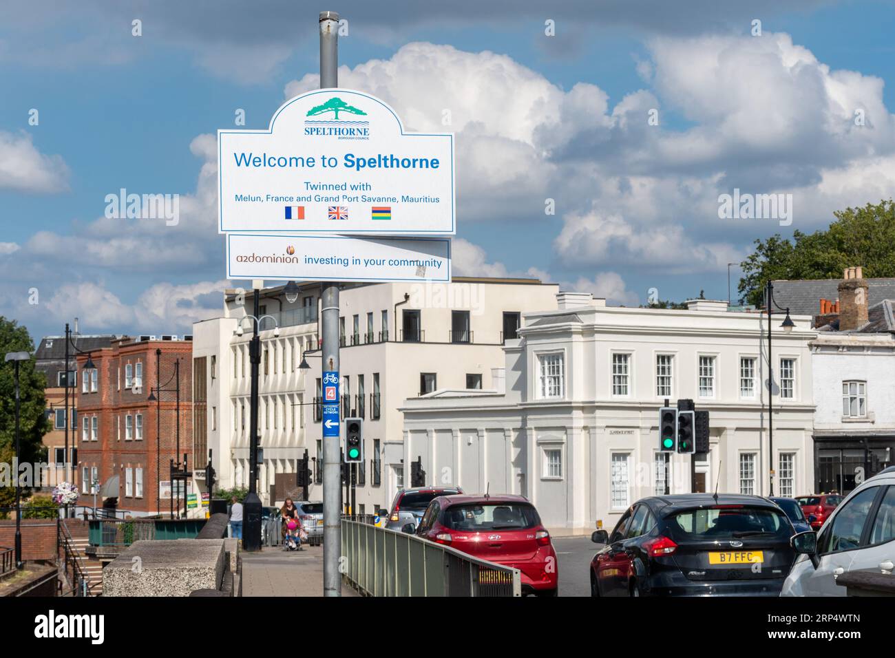 Bienvenue au panneau routier Spelthorne sur le pont Staines entrant dans Staines-upon-Thames Town, Surrey, Angleterre, Royaume-Uni Banque D'Images