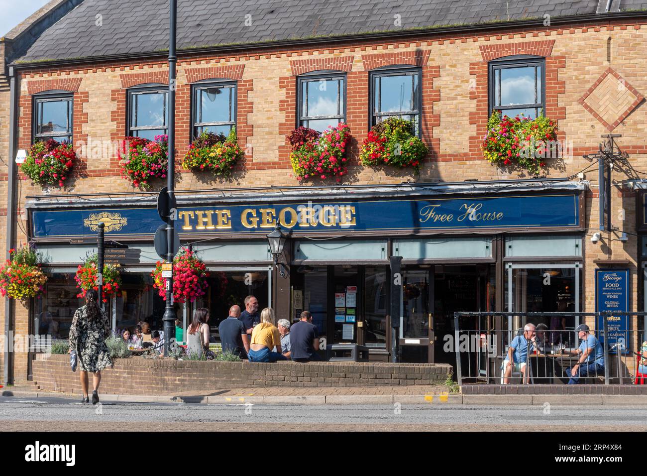 The George, un pub Wetherspoon à Staines-upon-Thames, Surrey, Angleterre, Royaume-Uni, avec des gens buvant dehors par une journée ensoleillée d'été. Banque D'Images