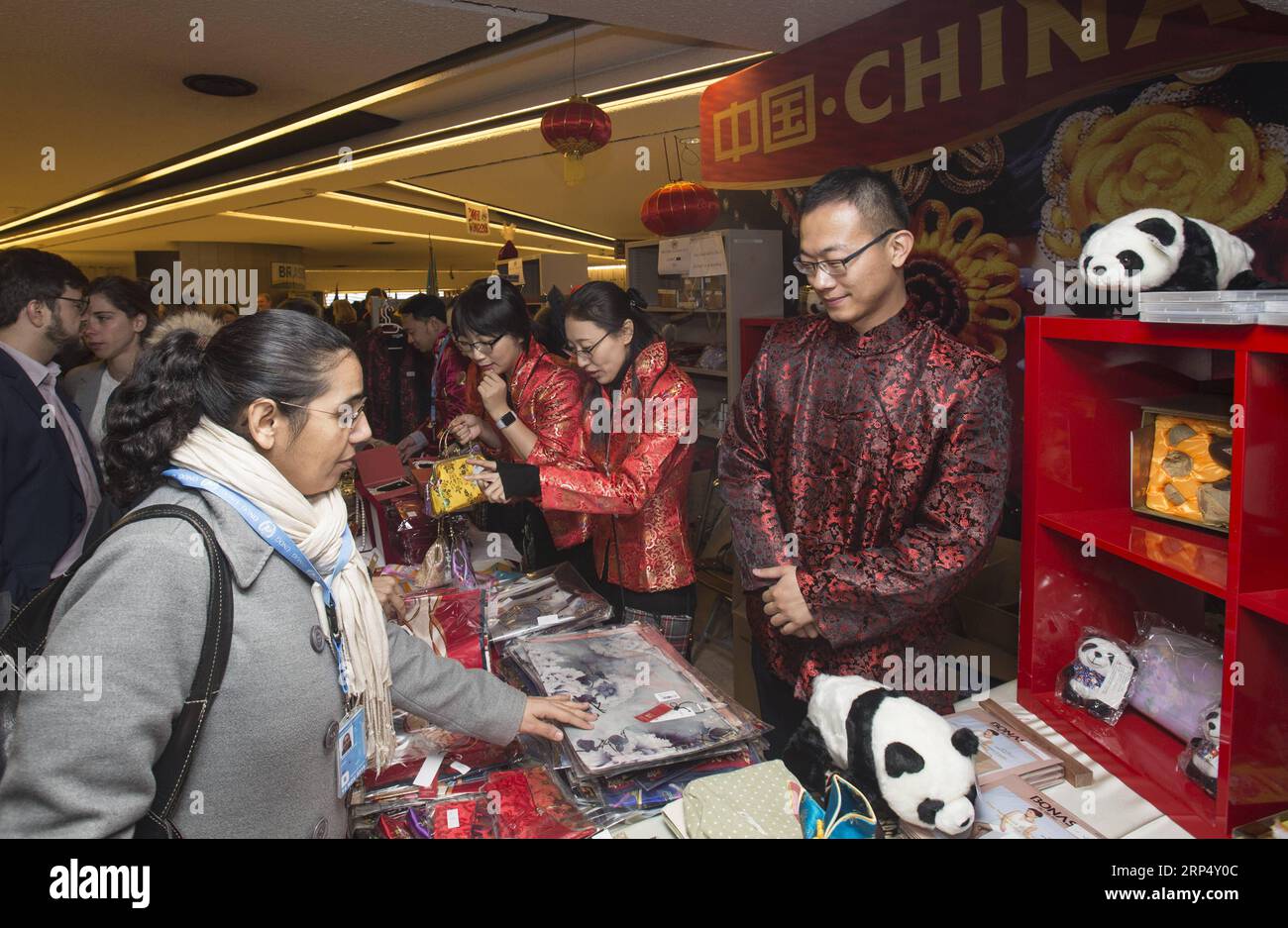 (181120) -- GENÈVE, le 20 novembre 2018 -- les gens visitent un bazar caritatif au Palais des Nations à Genève, Suisse, le 20 novembre 2018. La Guilde des femmes des Nations Unies (UNWG) a organisé mardi l'organisation caritative internationale annuelle Bazaar pour collecter des fonds en faveur des enfants défavorisés du monde entier. SUISSE-GENÈVE-CHARITY BAZAAR XuxJinquan PUBLICATIONxNOTxINxCHN Banque D'Images