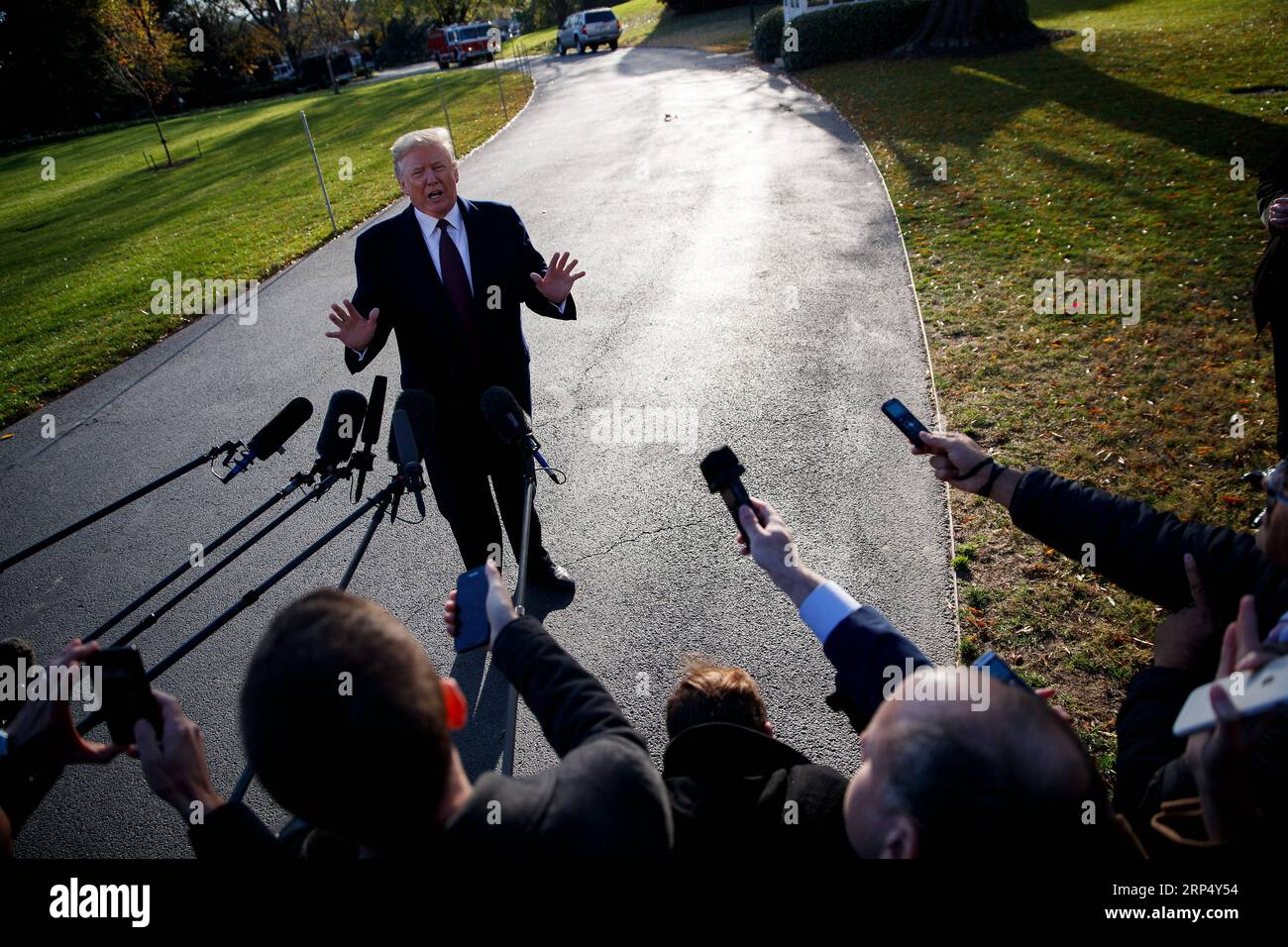 (181120) -- WASHINGTON, le 20 novembre 2018 -- le président américain Donald Trump s'adresse aux journalistes avant de quitter la Maison Blanche à Washington D.C., aux États-Unis, le 20 novembre 2018. Donald Trump a soumis des réponses écrites aux questions de l'avocat spécial Robert Mueller enquêtant sur la présumée ingérence russe dans les élections américaines de 2016, les médias locaux ont cité mardi les avocats du président comme disant. U.S.-WASHINGTON D.C.-TRUMP-MUELLER-RUSSIE SONDE TINGXSHEN PUBLICATIONXNOTXINXCHN Banque D'Images